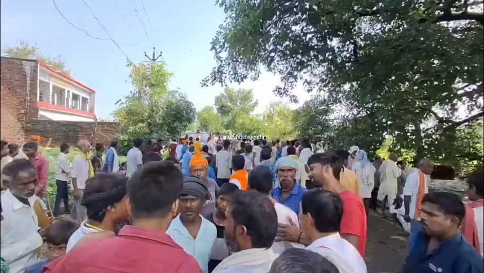 गोंडा जेल में बंद कैदी की केजीएमयू में मौत के बाद बवाल
रामगनेश की मौत से नाराज परिजनों ने सड़क पर शव रख रोड की जाम
दुबहा बाजार में दानववीर पीपल चौराहे के पास लगाया गया जाम
नरायनपुर जाने वाली सड़क पर आवागमन हुआ प्रभावित
जिला कारागार गोंडा में निरुद्ध थे मृतक बंदी रामगनेश
लखनऊ केजीएमयू में इलाज के दौरान हुई रामगनेश की मौत
परिजनों ने जेल प्रशासन पर लगाए गंभीर आरोप
जेल के खाने में कथित जहरीला पदार्थ दिए जाने की जताई आशंका
जेल प्रशासन और चिकित्सकों की मिलीभगत का भी लगाया आरोप
बिना सहमति के बिना दो बार किया गया ऑपरेशन : परिजन
अस्पताल में भी संदिग्ध गतिविधियों का परिजनों ने लगाया आरोप
डीएम या एसपी में से किसी बड़े अधिकारी को मौके पर आने की मांग
कटरा बाजार पुलिस परिजनों को समझाने-बुझाने में जुटी