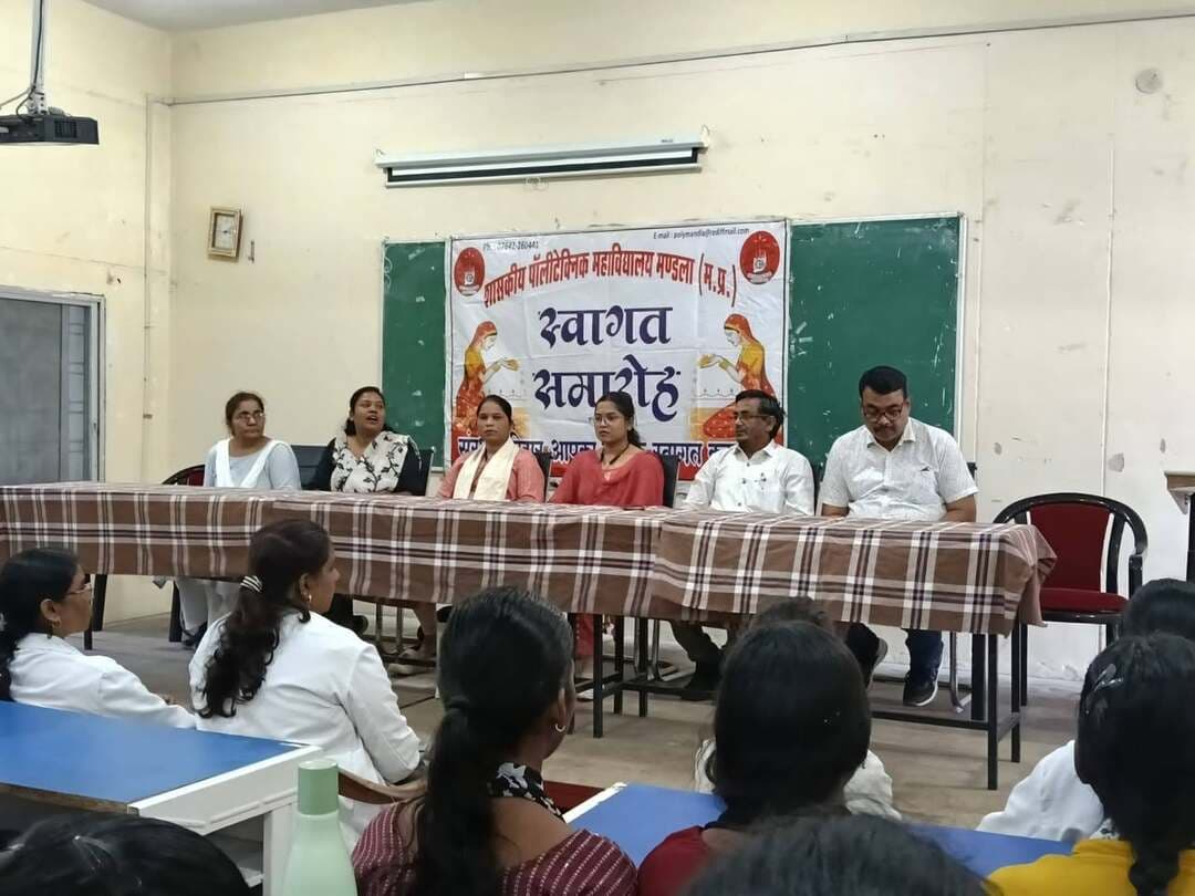 स्वास्थ्य शिविर में छात्राओं एवं स्टॉफ का हुआ स्वास्थ्य परीक्षण
रानी फूल कुंवर शासकीय पॉलीटेक्निक महाविद्यालय मंडला में सामुदायिक स्वास्थ्य केंद्र बम्हनी बंजर एवं जिला चिकित्सालय मंडला के सहयोग से छात्राओं एवं स्टॉफ के लिए स्वास्थ्य शिविर आयोजित किया गया। शिविर में लगभग 300 छात्राओं एवं स्टॉफ का स्वास्थ्य परीक्षण किया गया।
शिविर में एक्स-रे, कम्पलीट ब्लड काउंट, रक्तचाप, ब्लड शुगर, थायराइड सहित अन्य आवश्यक स्वास्थ्य जांच की गईं। छात्राओं को निःशुल्क दवाओं का वितरण भी किया गया।
आरबीएसके की मुख्य चिकित्सा अधिकारी डॉ. सविता सैयाम एवं चिकित्सा अधिकारी डॉ. रोशनी परस्ते ने स्वास्थ्य के प्रति जागरूक रहने तथा नियमित रूप से चिकित्सकीय जांच कराने की सलाह दी। महाविद्यालय के प्राचार्य श्री अरविंद कुमार गुप्ता ने कहा कि स्वस्थ शरीर एवं स्वस्थ मन व्यक्ति की सफलता में महत्वपूर्ण भूमिका निभाते हैं।
शिविर में डॉ. बालारानी मार्को, सीएचओ शुभांकिता सोनवानी एवं निकिता नेताम, एएनएम लक्ष्मी परते एवं बिन्दु बर्मन, मल्टी टास्क वर्कर नेहा जंघेला तथा आशा कार्यकर्ता सुधा पटैल एवं कंचन मिश्रा ने स्वास्थ्य परीक्षण एवं शिविर के आयोजन में सहयोग प्रदान किया।
Jansampark Madhya Pradesh
CM Madhya Pradesh
#mandla