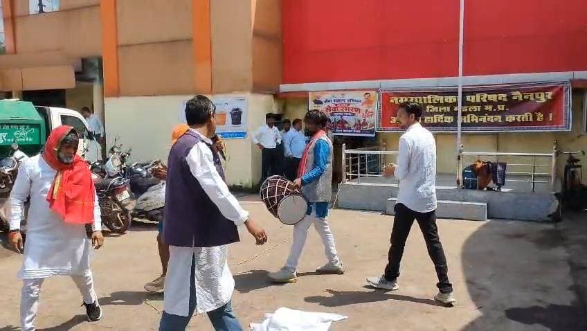 नमो सेवा: सेवा की अनकही कहानियाँ
सेवा संकल्प अभियान के तहत नुक्कड़ नाटक के माध्यम से योजनाओं एवं उपलब्धियों की जानकारी
सेवा संकल्प अभियान 2026 के अंतर्गत ‘नमो सेवा-सेवा की अनकही कहानियाँ’ पहल के तहत जिले के विभिन्न ग्राम पंचायतों एवं नगरीय क्षेत्रों में नुक्कड़ नाटकों का आयोजन किया गया। मंडला जिले के नैनपुर, डिठौरी, मंडला, बम्हनीबंजर एवं चिरईडोंगरी में आयोजित नुक्कड़ नाटकों के माध्यम से कलाकारों ने आमजन को केंद्र सरकार की उपलब्धियों, जनकल्याणकारी योजनाओं एवं उनके लाभ की जानकारी सरल एवं रोचक तरीके से दी। नुक्कड़ नाटक के माध्यम से पात्रों ने विभिन्न योजनाओं से मिलने वाले लाभ और पात्र हितग्राहियों तक शासन की योजनाओं की पहुंच को प्रभावी ढंग से प्रस्तुत किया। इस दौरान बड़ी संख्या में ग्रामीणों एवं नागरिकों ने कार्यक्रम में सहभागिता कर योजनाओं की जानकारी प्राप्त की।
#सेवा_संकल्प_अभियान #sevasankalpabhiyan
Jansampark Madhya Pradesh
CM Madhya Pradesh
#mandla