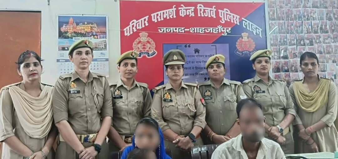 तीन परिवारों को बिछड़ते हुए बच्चा दिया महिला परामर्श केंद्र शाहजहांपुर आपको बता दें
*1-थाना सदर बाज़ार* जनपद शाहजहाँपुर के एक दंपति जिनकी शादी 02 वर्ष पूर्व हुई थी। आवेदक की पत्नी 04 माह से अपनी मायके में रह रही है। दोनों पक्षों को परिवार परामर्श केंद्र बुलाया गया और दोनों पक्षों की आपसी वार्ता कराई गई। आवेदक ने बताया मेरी पत्नी के ऑपरेशन से एक बेटी हुई थी जो डिलीवरी के तुरंत बाद खत्म हो गई। जिस कारण से हमारे बीच मतभेद हो गया था और मेरी पत्नी नाराज होकर अपनी मायके चली गई थी। मैं अपनी पत्नी को अपने साथ रखना चाहता हूँ । द्वितीय पक्ष का कहना है कि मेरा पति शराब पीता है। वह शराब पीकर मेरे साथ मारपीट करता है। मेरी सास भी मेरे साथ बुरा व्यवहार करती है। मेरा पति मुझे खाना खर्चा नहीं देता हैं। दोनों पक्षों को समझाया गया । दोनों पक्ष आपसी सहमति से समझौते को तैयार हैं। दोनों पक्षों को परिवार परामर्श केंद्र से सकुशल विदा किया गया है।
**2-थाना सेहरामऊ दक्षिणी* जनपद शाहजहाँपुर के एक दंपति जिनकी शादी लगभग 08 वर्ष पूर्व हुई थी। आवेदिका के 03 बच्चे हैं। आवेदिका 03 माह से अपनी मायके में रह रही है। दोनों पक्षों को परिवार परामर्श केंद्र बुलाया गया और दोनों पक्षों की आपसी वार्ता कराई गई। आवेदिका ने बताया कि मेरा पति शराब पीकर मेरे साथ मारपीट करता है। मेरे ससुराल वाले मेरे साथ झगड़ा करते है। अगर मेरे पति मुझे सही से रखें तो मैं अपने पति के साथ रहने के लिये तैयार हूँ । द्वितीय पक्ष ने बताया कि मैं अपनी पत्नी के साथ मारपीट नहीं करूंगा। मैं अपनी पत्नी को अपने साथ रखना चाहता हूँ। मैं अपनी पत्नी और बच्चों को लेकर बाहर रहूंगा। दोनों पक्षो को समझाया गया । दोनों पक्षो ने आपसी सहमति से समझौता कर लिया है। दोनों पक्षों को परिवार परामर्श केंद्र से सकुशल विदा किया गया है।
*3-थाना पुवायां जनपद शाहजहाँपुर* के एक दंपति जिनकी शादी 04 वर्ष पूर्व हुई थी। आवेदिका 01 वर्ष से अपने मायके में रह रही है। आवेदिका के पास एक बेटा हैं। दोनों पक्षों को परिवार परामर्श केंद्र बुलाया गया और दोनों पक्षों की आपसी वार्ता कराई गई आवेदिका ने बताया, मेरे पति मेरे साथ मारपीट करते हैं। मेरी ससुराल वाले भी मेरे साथ मारपीट करते हैं। मैं अपने पति के साथ जाना चाहती हूँ अगर वह मेरे साथ मारपीट न करे । द्वितीय पक्ष ने बताया कि मेरी पत्नी मुझसे झगड़ा करती है, मेरे साथ गाली गलौज करती है। मेरी पत्नी मेरे परिवार को भी गाली देती है। मैं अपनी पत्नी को साथ रखना चाहता हूँ। दोनों पक्षो को समझाया गया दोनों ने आपसी सहमति से समझौता कर लिया है। दोनों पक्षों को परिवार परामर्श केंद्र से सकुशल विदा किया गया है।
*इस मौके पर प्रभारी परिवार परामर्श केंद्र म0उ0नि0 मधु यादव, मुख्य आरक्षी चंद्रकांता, महिला आरक्षी निशा, महिला आरक्षी रश्मि चौधरी, महिला आरक्षी नेहा चौहान, महिला आरक्षी मोनिका कुमारी, महिला आरक्षी पिंकी आदि मौजूद रहे।*