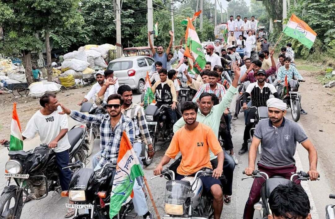 यमुनानगर। कांग्रेस के कार्यकर्ता सम्मेलन ने आज शहर की सियासत में हलचल बढ़ा दी। सम्मेलन से पहले रमन त्यागी सैकड़ों बाइकों और गाड़ियों के काफिले के साथ कांग्रेस कार्यालय से कार्यक्रम स्थल की ओर रवाना हुए। काफिले के चलते ओल्ड सहारनपुर रोड पर जाम की स्थिति भी देखने को मिली।
कार्यकर्ता सम्मेलन में बड़ी संख्या में कांग्रेस कार्यकर्ताओं की मौजूदगी ने राजनीतिक चर्चाओं को और हवा दे दी। मंच से सांसद दीपेंद्र सिंह हुड्डा ने कार्यकर्ताओं की मौजूदगी पर उत्साह जताया, वहीं सांसद वरुण मुलाना की ओर से रमन त्यागी को कमजोर उम्मीदवार नहीं बताए जाने की बात भी चर्चा में रही।
लेकिन सम्मेलन के बाद सबसे बड़ा सवाल यही—
🔥 क्या रमन त्यागी ने यमुनानगर में अपनी राजनीतिक ताकत का संदेश दे दिया?
कार्यकर्ताओं की भीड़, बाइक-कारों का लंबा काफिला और सम्मेलन का बड़ा आयोजन—इन सबने शहर की सियासत में नई चर्चा जरूर छेड़ दी है।
वहीं आयोजन को लेकर कंबोज की भूमिका से लेकर कार्यक्रम के खर्च तक कई तरह की चर्चाएं भी राजनीतिक गलियारों में सुनाई दे रही हैं। इन चर्चाओं की वास्तविकता अलग विषय है, लेकिन इतना साफ है कि आज का कांग्रेस सम्मेलन यमुनानगर में चर्चा का बड़ा केंद्र बन गया।
📍 यमुनानगर की सियासत में आज का दिन—रमन त्यागी के शक्ति प्रदर्शन के नाम?
देखिए पूरी कवरेज राष्ट्रीय कदम न्यूज़ पर।
#राष्ट्रीयकदम #राष्ट्रीयकदमन्यूज़ #Yamunanagar #रमनत्यागी #DeependerHooda #वरुणमुलाना #Congress #HaryanaPolitics #YamunanagarNews #CongressConference #PoliticalNews #HaryanaNews #RamanTyagi