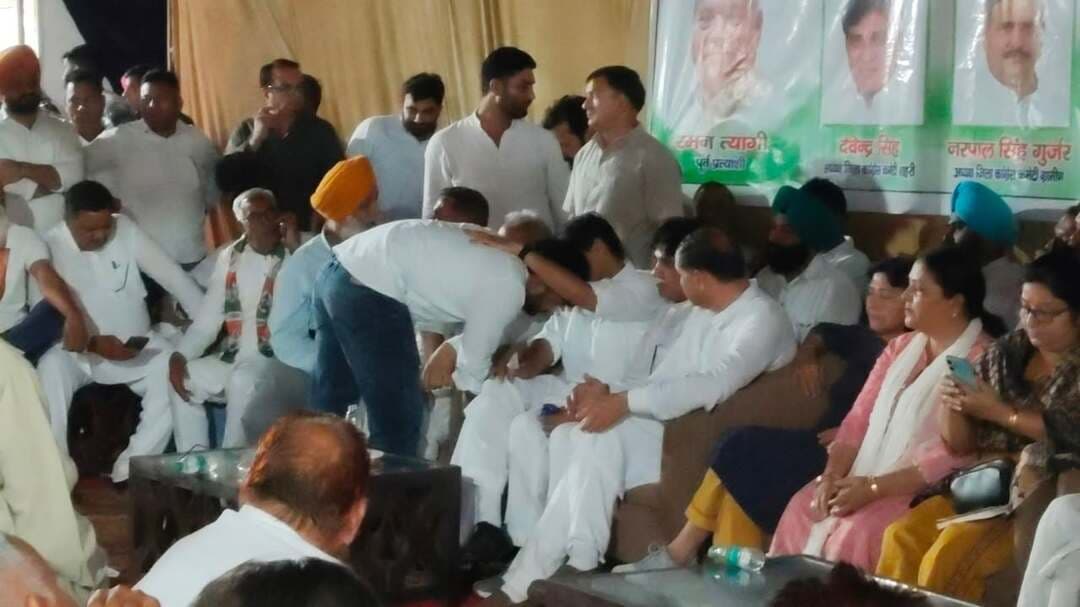 आर्यन गुर्जर को मिली शाबाशी… अब तस्वीरों से लेकर सियासी गलियारों तक चर्चा तेज! 👀
आज के यमुनानगर कांग्रेस ग्रामीण कार्यकर्ता सम्मेलन में उस वक्त खास नज़ारा देखने को मिला, जब यूथ कांग्रेस जिला अध्यक्ष पद का चुनाव लड़ रहे आर्यन गुर्जर को सांसद दीपेंद्र हुड्डा ने पास बुलाकर पीठ थपथपाई और अपना आशीर्वाद दिया। 🙏
मंच पर दिखा यह पल कैमरे में कैद हो गया और अब इसकी तस्वीर सोशल मीडिया पर चर्चा में है। 📸
वहीं सम्मेलन में उमड़ी कार्यकर्ताओं और समर्थकों की भारी भीड़ को देखकर सांसद दीपेंद्र हुड्डा और अंबाला सांसद वरुण चौधरी भी उत्साहित नजर आए।
यमुनानगर की धरती पर कांग्रेस कार्यकर्ताओं का जोश और सम्मेलन की भीड़ ने आज के कार्यक्रम को खास बना दिया। 🔥
#AryanGurjar #DeependerHooda #VarunChoudhary #Yamunanagar #Congress #YouthCongress #YamunanagarCongress #कार्यकर्तासम्मेलन #HaryanaPolitics
🔥 आर्यन गुर्जर को सांसद दीपेंद्र हुड्डा की शाबाशी, तस्वीर बनी चर्चा का विषय! 🔥