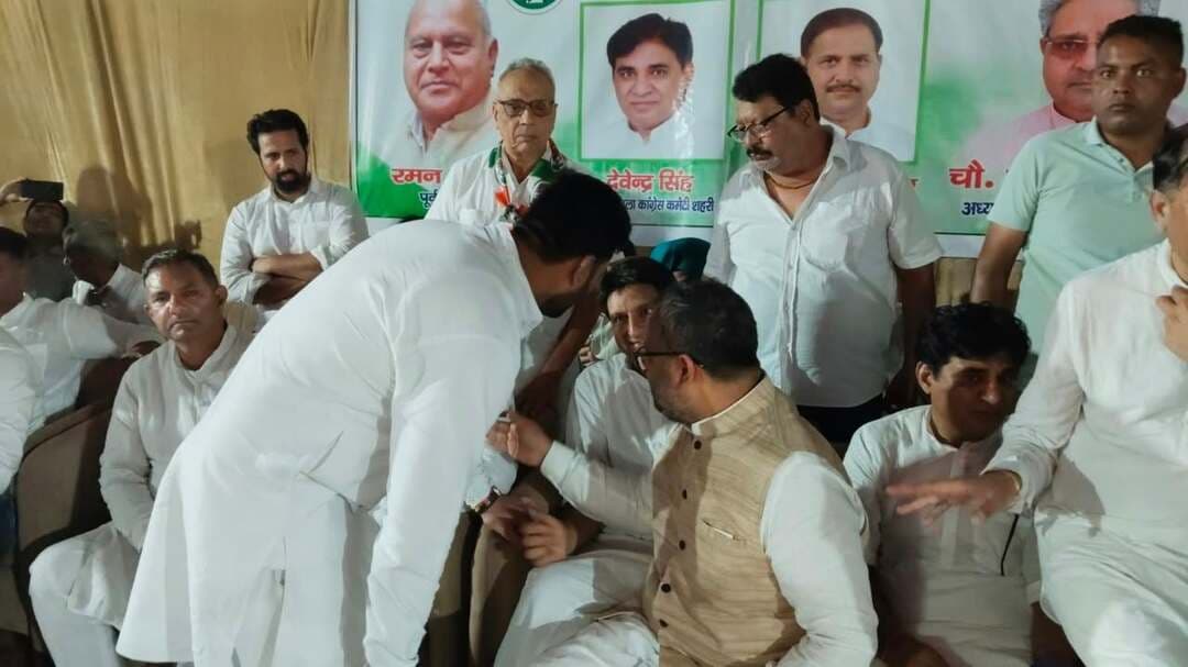 गुरनाम सिंह की तस्वीर ने यमुनानगर कांग्रेस सम्मेलन में खींचा सबका ध्यान! 🔥 चौधरी गुरनाम सिंह, ब्लॉक समिति सदस्य प्रतिनिधि एवं चौधरी अर्जुन सिंह के भाई, आज के यमुनानगर कांग्रेस ग्रामीण कार्यकर्ता सम्मेलन में सांसद दीपेंद्र हुड्डा के कान में कुछ कहते हुए नजर आए।
कैमरे में कैद हुई यह तस्वीर अब चर्चा का विषय बनी हुई है। 📸
आखिर गुरनाम सिंह ने सांसद दीपेंद्र हुड्डा के कान में क्या बात कही?
क्या कोई खास चर्चा थी, कोई संदेश था या फिर सम्मेलन से जुड़ी कोई अहम बात? 🤔
बात क्या हुई, यह तो दोनों ही जानते हैं… लेकिन तस्वीर ने सवाल जरूर खड़े कर दिए हैं! 👀
अंबाला लोकसभा सांसद वरुण मुलाना भी साथ में बैठे हैं..
#गुरनामसिंह #ChaudharyGurnamSingh #DeependerHooda #Yamunanagar #Congress #कार्यकर्तासम्मेलन #ViralPhoto #HaryanaPolitics