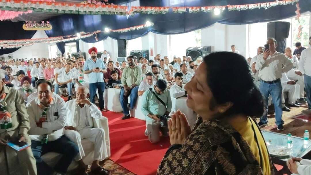 🔥 मोनिका डुमरा का अंदाज बना चर्चा का विषय! 🔥 कांग्रेस की सोशल मीडिया इंचार्ज मोनिका डुमरा ने आज यमुनानगर ग्रामीण कार्यकर्ता सम्मेलन में पहुंची जनता और कार्यकर्ताओं का हाथ जोड़कर आभार व्यक्त किया। 🙏
मोनिका डुमरा का हाथ जोड़कर सभी का धन्यवाद करते हुए यह अंदाज कैमरे में कैद हो गया, और अब उनकी यह तस्वीर सोशल मीडिया पर तेजी से वायरल हो रही है।
जनता के सम्मान में जुड़ते हाथ…
तस्वीर में दिखी विनम्रता, और तस्वीर ने बटोरी सुर्खियां। ❤️
📸 मोनिका डुमरा की यह तस्वीर अब हर तरफ चर्चा में है।
#MonikaDumra #Yamunanagar #Congress #YamunanagarRural #ViralPhoto #HaryanaPolitics