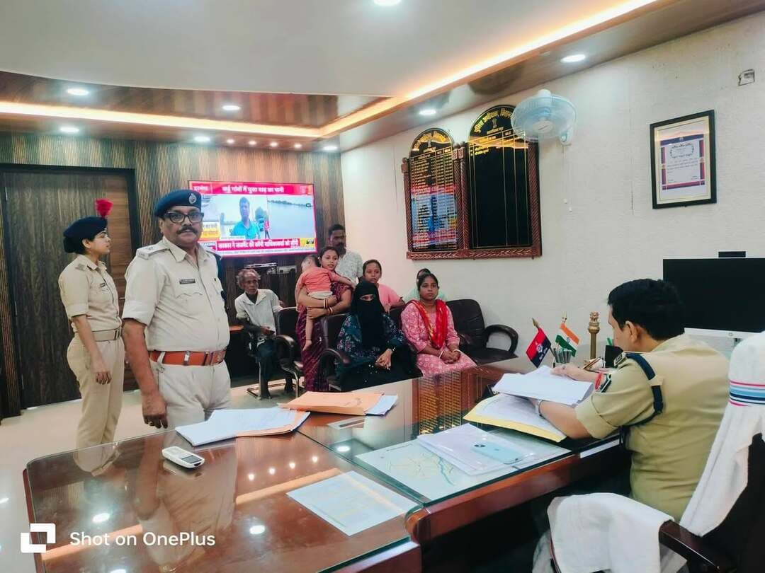 आज दिनांक -28.09.2026 को पुलिस अधीक्षक, किशनगंज के द्वारा पुलिस कार्यालय, किशनगंज में जन सुनवाई का आयोजन किया गया। जन सुनवाई के दौरान आम नागरिकों द्वारा प्रस्तुत विभिन्न समस्याओं एवं शिकायतों को गंभीरतापूर्वक सुना गया।
प्राप्त आवेदनों का अवलोकन करते हुए संबंधित पदाधिकारियों को प्रत्येक मामले में निष्पक्ष, गुणवत्तापूर्ण एवं त्वरित कार्रवाई सुनिश्चित करने का निर्देश दिया गया, ताकि आमजन को समयबद्ध न्याय एवं आवश्यक सहायता उपलब्ध कराई जायगी।