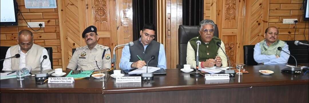 लोकसभा सांसद डॉ. राजीव भारद्वाज की अध्यक्षता में सड़क सुरक्षा समिति की बैठक आयोजित
सड़क सुरक्षा नियमों का प्रभावी पालन और जागरूकता बढ़ाने पर दिया जोर
सड़क सुरक्षा बैठकों में सिविल सोसाइटी की भागीदारी की जाए सुनिश्चित
चंबा, सितंबर 28
लोकसभा सांसद डॉ. राजीव भारद्वाज की अध्यक्षता में सड़क सुरक्षा के अंतर्गत संसदीय निर्वाचन क्षेत्र समिति बैठक का आयोजनआज बचत भवन में किया गया।
बैठक में विधायक डलहौजी निर्वाचन क्षेत्र डीएस ठाकुर भी विशेष रूप से उपस्थित रहे।
डॉ. राजीव भारद्वाज ने जिला में सड़क सुरक्षा से जुड़े विभिन्न पहलुओं एवं किए जा रहे कार्यों की विस्तृत समीक्षा करते हुए जिला प्रशासन द्वारा सड़क सुरक्षा के क्षेत्र में किए जा रहे प्रयासों की सराहना की।
लोकसभा सांसद ने सड़क सुरक्षा के अंतर्गत विभिन्न जागरूकता गतिविधियों को और बढ़ाने की आवश्यकता पर जोर देते हुए कहा कि सड़क सुरक्षा संबंधी बैठकों में सिविल सोसाइटी की भागीदारी भी सुनिश्चित की जाए। उन्होंने कहा कि इन बैठकों में गैर-सरकारी संगठनों, जनप्रतिनिधियों, विद्यार्थियों तथा ट्रांसपोर्ट यूनियनों के प्रतिनिधियों को भी शामिल किया जाना चाहिए ताकि सड़क सुरक्षा से जुड़े जमीनी मुद्दों और सुझावों पर प्रभावी चर्चा हो सके।
उन्होंने प्रधानमंत्री ग्राम सड़क योजना के अंतर्गत लोगों की सुरक्षा को लेकर स्थापित किए जाने वाले क्रैश बैरियर से संबंधित मामले के समाधान का आश्वासन दिया।
डॉ. राजीव भारद्वाज ने संबंधित विभागीय अधिकारियों को विशेषकर स्कूल वाहनों में जीपीएस तथा स्पीड गवर्नर की उपलब्धता सुनिश्चित करने के निर्देश दिए। उन्होंने राहवीर प्रधानमंत्री राहत योजना तथा एमएसीटी योजना का भी प्रभावी प्रचार-प्रसार सुनिश्चित करने को कहा।
उन्होंने यह भी कहा कि सड़क दुर्घटनाओं का एक बड़ा हिस्सा मानवीय त्रुटियों से संबंधित है। ऐसे में वाहन चालकों एवं आम नागरिकों को अपनी जिम्मेदारी समझते हुए यातायात नियमों का पालन तथा निर्धारित गति सीमा में वाहन चलाना सुनिश्चित करना चाहिए।
सांसद ने उप मंडलीय प्रबंधक राज्य पथ परिवहन निगम तथा क्षेत्रीय परिवहन अधिकारी को निजी बसों सहित सार्वजनिक परिवहन वाहनों को निर्धारित स्थानों पर ही यात्रियों को उतारने-चढ़ाने तथा यातायात नियमों का कड़ाई से पालन सुनिश्चित करवाने को कहा।
उन्होंने इस दौरान सड़क सुरक्षा को लेकर विभिन्न विभागीय अधिकारियों के साथ संवाद कर आवश्यक दिशा-निर्देश भी दिए।
बैठक में उपायुक्त मुकेश रेपसवाल ने पावरप्वाइंट प्रेजेंटेशन के माध्यम से सड़क सुरक्षा को लेकर जिला में उठाए जा रहे विभिन्न कदमों की विस्तृत जानकारी प्रस्तुत की ।
पुलिस अधीक्षक विजय कुमार सकलानी, एसडीएम अनिल भारद्वाज, चिराग शर्मा, राजेश जरयाल, सुरेंद्र कटोच, अजय कुमार सिंह, अधीक्षक अभियंता जीत सिंह ठाकुर, मुख्य चकित्सा अधिकारी जालम सिंह भारद्वाज, एमएस डॉ प्रदीप सिंह, कार्यकारी क्षेत्रीय परिवहन अधिकारी संजीव शर्मा सहित विभिन्न विभागों के अधिकारी बैठक में उपस्थित रहे।
#MP #Dr #Rajiv #Bhardwaj #Jila #prashasan #Chamba #Himachal #Pradesh #post #highlight