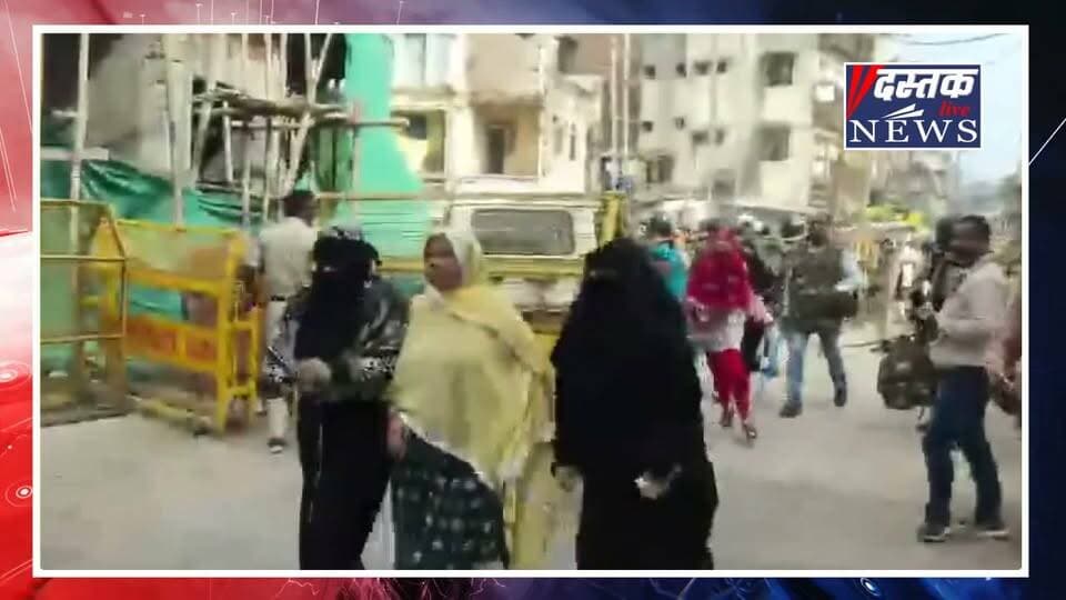 Ujjain में 650 साल पुरानी का हिस्सा खुद क्यो तोड़ाॽ‚ सड़क चौड़ीकरण पर क्या है विवाद? | Shahi Masjid
🚨 उज्जैन शाही मस्जिद विवाद में बड़ा सवाल!
सड़क चौड़ीकरण की जद में आ रहे शाही मस्जिद के हिस्से को लेकर प्रशासन और मस्जिद से जुड़े लोगों के बीच सहमति के बाद प्रभावित हिस्सा खुद हटाने की प्रक्रिया शुरू हुई।
लेकिन इसके बाद विरोध बढ़ गया और मौके पर तनाव की स्थिति बन गई। पथराव के बाद पुलिस ने आंसू गैस के गोले छोड़े।
❓ कमेटी के लोग खुद मस्जिद का हिस्सा क्यों हटा रहे थे?
❓ सड़क चौड़ीकरण से क्या है इसका संबंध?
❓ फिर अचानक बवाल कैसे बढ़ा?
देखिए Dastak Live News की पूरी रिपोर्ट।
#Ujjain #ShahiMasjid #UjjainNews #BreakingNews #MPNews