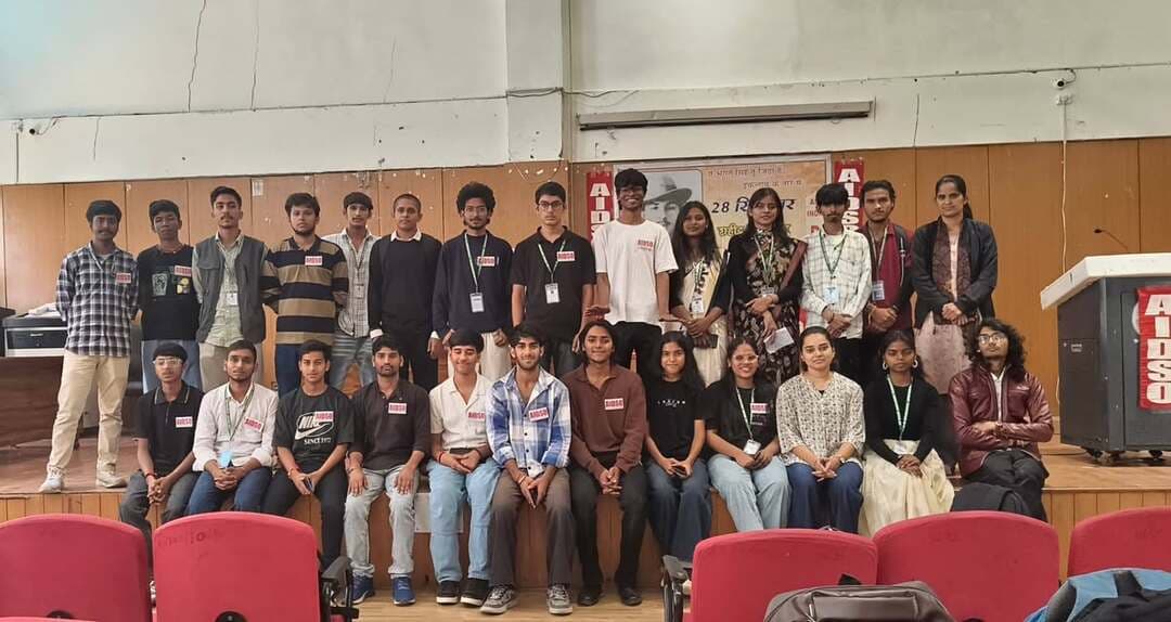 भगत सिंह जयंती के अवसर पर AIDSO ने गढ़वाल विश्वविद्यालय में आयोजित किया ओपन माइक कार्यक्रम, यूनिवर्सिटी कमेटी का गठन
शहीद-ए-आज़म भगत सिंह की जयंती के अवसर पर आज ऑल इंडिया डेमोक्रेटिक स्टूडेंट्स ऑर्गनाइजेशन (AIDSO) की ओर से हेमवती नंदन बहुगुणा गढ़वाल विश्वविद्यालय में ओपन माइक कार्यक्रम का आयोजन किया गया। कार्यक्रम में विश्वविद्यालय के विभिन्न छात्र-छात्राओं ने उत्साहपूर्वक भाग लिया। विद्यार्थियों ने कविता, गीत, विचार एवं अन्य रचनात्मक प्रस्तुतियों के माध्यम से अपनी अभिव्यक्ति रखी। कार्यक्रम के दौरान विद्यार्थियों के बीच भगत सिंह के विचारों, उनकी वैज्ञानिक दृष्टि और समाज को बेहतर बनाने के उनके सपने पर भी चर्चा हुई। विद्यार्थियों ने कहा कि आज के समय में भगत सिंह के विचारों को केवल याद करने के बजाय उन्हें समझना और छात्र-युवा जीवन में उन पर चर्चा करना आवश्यक है।इसी अवसर पर गढ़वाल विश्वविद्यालय में AIDSO की यूनिवर्सिटी कमेटी का गठन किया गया। जिसमें अध्यक्ष पद पर प्रिया उपाध्यक्ष तन्मय, शंभू सचिव निशा व सहसचिव पर ऋतुराज, पारस, मुस्कान सहित तीस सदस्य शामिल हैं। AIDSO का मानना है कि विश्वविद्यालय केवल डिग्री प्राप्त करने का स्थान नहीं, बल्कि विद्यार्थियों के ज्ञान, तर्क, वैज्ञानिक दृष्टिकोण और लोकतांत्रिक चेतना के विकास का केंद्र होना चाहिए। नई यूनिवर्सिटी कमेटी विश्वविद्यालय में वैज्ञानिक, धर्मनिरपेक्ष और लोकतांत्रिक शिक्षा के लिए तथा एक बेहतर अकादमिक और लोकतांत्रिक वातावरण के निर्माण के लिए विद्यार्थियों के बीच लगातार काम करेगी। कमेटी विश्वविद्यालय के छात्रों की शैक्षणिक एवं अन्य छात्र समस्याओं को उठाने के साथ-साथ कैंपस में स्वस्थ अकादमिक बहस, सांस्कृतिक गतिविधियों और लोकतांत्रिक छात्र भागीदारी को बढ़ावा देने का कार्य करेगी। AIDSO ने कहा कि भगत सिंह की जयंती पर गठित यह यूनिवर्सिटी कमेटी विद्यार्थियों के बीच वैज्ञानिक सोच, धर्मनिरपेक्षता, लोकतांत्रिक मूल्यों और शिक्षा के अधिकार को मजबूत करने तथा विश्वविद्यालय में एक बेहतर अकादमिक एवं लोकतांत्रिक वातावरण के निर्माण के लिए निरंतर कार्य करेगी।