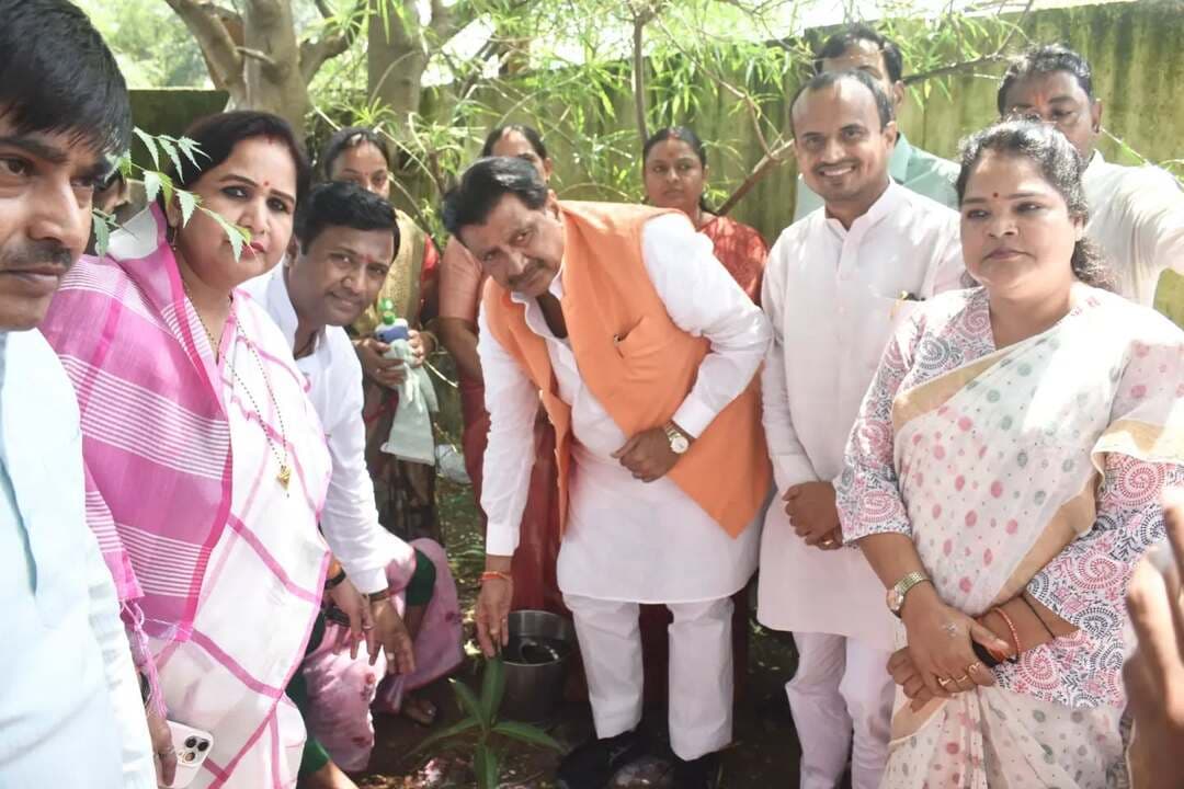 #SevaSankalpAbhiyan के तहत #सतना जिले में आंगन मिलन सेवा का शुभारंभ- जिले की सभी 2054 आंगनवाडी केन्द्रों में होंगे तीन दिवसीस कार्यक्रम
सांसद श्री Ganesh Singh ने आंगनवाडी केन्द्र महदेवा में बच्चों के बीच बांटी खुशियां
Chief Minister, MP
Dr Mohan Yadav
#JansamparkMP