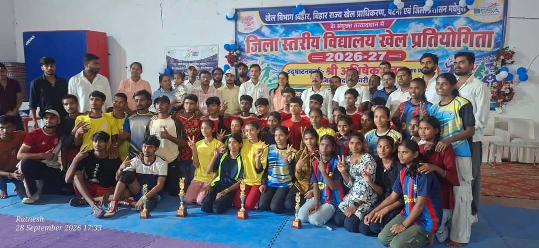 खेल विभाग बिहार, बिहार राज्य खेल प्राधिकरण पटना एवं जिला प्रशासन मधेपुरा के संयुक्त तत्वावधान में जिला स्तरीय विद्यालय खेल प्रतियोगिता के तीसरे दिन भर्राही ओवर ब्रिज के पास अन्डर 17 एव 19 बालक/बालिका साईकिल रेस आयोजित किया गया,बी एन मंडल स्टेडियम में अन्डर 14 एथलेटिक्स बालक /बालिका एव बी पी मंडल इन्डोर स्टेडियम मधेपुरा में अन्डर 17 बालक/बालिका कबड्डी प्रतियोगिता का कला एवं संस्कृति पदाधिकारी सह उपाधीक्षक शारीरिक शिक्षा सुश्री आम्रपाली कुमारी ने मशाल जला कर खिलाडियों से परिचय प्राप्त प्रतियोगिता का शुभारंभ किये, सफल प्रतिभागियो को उपाधीक्षक शारीरिक शिक्षा सुश्री आम्रपाली कुमारी एवं जिला सूचना जनसंपर्क पदाधिकारी अनंत कुमार ने कप मेडल प्रदान कर सम्मानित किये। कार्यक्रम का संचालन शारीरिक शिक्षक स्वास्थ्य अरुण कुमार ने किया।
परिणाम की जानकारी देते हुए अरुण कुमार ने बताया की -
कबड्डी अंडर 17 बालिका वर्ग में टीo पीo उच्च विद्यालय मधेपुरा ने 30 अंक प्राप्त कर विजेता रहा जबकि उत्क्रमित उच्च माध्यमिक विद्यालय जीतापुर ने 19 अंक प्राप्त कर उपविजेता रहा।
अंन्डर 17 बालक वर्ग में शिवनंदन प्रसाद इंटरस्तरीय विद्यालय मधेपुरा 29 अंक प्राप्त कर विजेता रहा वहीं श्री राम जानकी संत कबीर उच्च माध्यमिक विद्यालय तुलसी बिहारीगंज 28 अंक प्राप्त कर उपविजेता रही।
अन्डर 17 बालक वर्ग..
साईकिलिंग में राहुल कुमार पारसमणी उच्च विद्यालय बभनी प्रथम स्थान प्राप्त किए।
रवि कुमार उत्क्रमित उच्च माध्यमिक विद्यालय द्वितीय स्थान प्राप्त किए
पंकज पंकज कुमार उत्क्रमित मध्य विद्यालय नरहख तृतीय स्थान प्राप्त किये।
अन्डर-17 बालिका वर्ग मे साक्षी प्रिया राम हंस +2 उच्च विद्यालय प्रथम
पूजा कुमारी उत्क्रमित उच्च माध्यमिक विद्यालय राम पट्टी द्वितीय
पल्लवी कुमारी उत्क्रमित उच्च माध्यमिक विद्यालय भगवानपुर तृतीय
अन्डर 14 बालिका वर्ग
मीनाक्षी कुमारी उत्क्रमित उच्च माध्यमिक विद्यालय भगवानपुर पश्चिम साहुगढ प्रथम रही।
अन्डर - 14 खो खो बालक वर्ग में गोपाल मध्य विधालय विजेता।
ग्रीनफील्ड इंटरनेशनल स्कूल सिंहेश्वर उपविजेता तथा
बालिका वर्ग मे गोपाल मध्य विद्यालय नेहालपट्टी विजेता रही माया विद्या निकेतन मधेपुरा उपविजेता।
फुटबाल बालक वर्ग मे
शिवनंदन प्रसाद इंटरनेशनल विद्यालय मधेपुरा विजेता एवं बीएल हाई स्कूल मुरलीगंज उपविजेता रहा
कार्यक्रम में मौजूद आर आर आर ग्रीन फील्ड स्कूल मधेपुरा के निदेशक राजेश कुमार राजू शारीरिक शिक्षा शिक्षक विमल कुमार भारती
कबड्डी संघ के सचिव रौशन कुमार,खो-खो के सचिव बालकृष्ण कुमार,शतरंज के सचिव अनुज कुमार, करने के सचिव सोनी क्रिकेट संघ के पूर्व सचिव अमित कुमार आनंद,खेल शिक्षक मनोज कुमार,दिलीप कुमार, रितेश रंजन, प्रवीण कुमार राहुल कुमार गौरी शंकर कुमार,गुलशन कुमार निर्णायक भूमिका में कैलाश कुमार कौशल दुर्गानंद प्रसाद प्रेम कुमार राहुल कुमार आनंद कुमार संतोष कुमार राजीव कुमार, स्वाति कुमारी विकास कुमार पल्टु,निशु कुमार सिंह अरमान अंसारी राकेश कुमार रशिमी राज अभिमन्यु कुमार,प्रियरंजन कुमार रत्नेश कुमार संतोष कुमार आदि ने अग्रणी भूमिका निभाई।
29 सितंबर रोज मंगलवार को बीo पीo मंडल इंडोर स्टेडियम में अंन्डर 19 बालक/बालिका कबड्डी प्रतियोगिता आयोजित किया जाएगा
अन्डर 17 एथलेटिक्स बालक बालिका अंडर 17 खो खो बालक/बालिका बीo एनo मंडल स्टेडियम मधेपुरा में आयोजित किया जाएगा तथा
आर आर ग्रीनफील्ड इंटरनेशनल स्कूल मधेपुरा में अंडर 17 क्रिकेट प्रतियोगिता का चयन ट्रायल आयोजित होगा।
Information & Public Relations Department, Government of Bihar