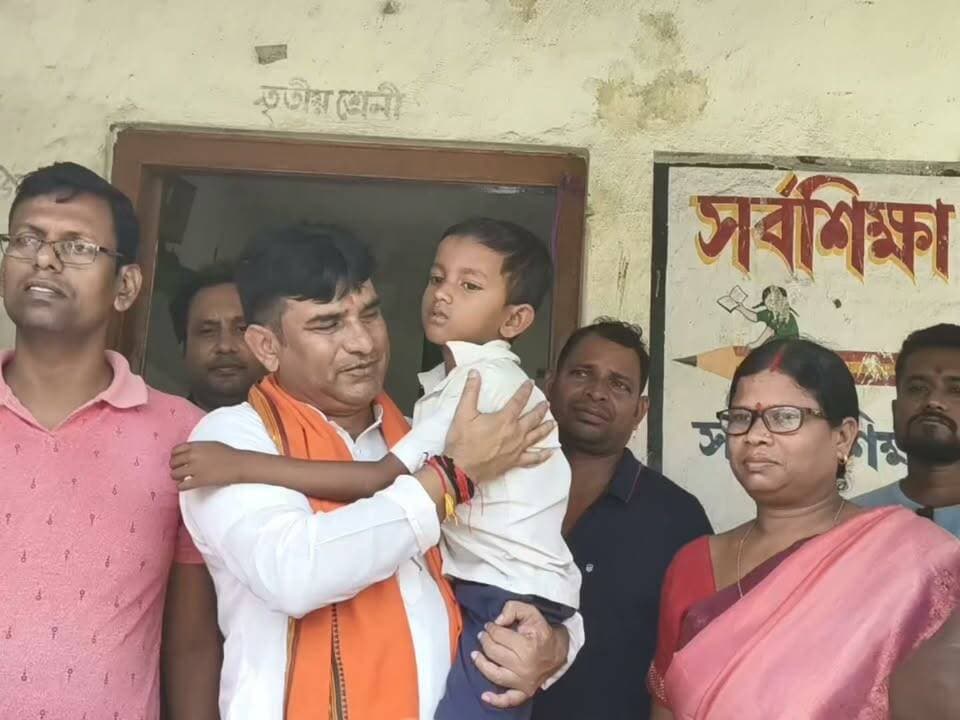 মানুষের সমস্যার কথা তুলে ধরা হয়েছিল বাঁকুড়া এক্সপ্রেস নিউজে। সেই গ্রামে পৌঁছে গ্রামবাসীদের মুখে হাসি ফোটালেন বিজেপি বিধায়ক। গ্রামকে ঢেলে সাজানো হবে জানালেন বিধায়ক। খুশি গ্রামবাসীরা।#BankuraExpressNews #Gangajalghati #DhatalVillage #Bankura #WestBengalNews #BJPWestBengal #BilleshwarSinha #BJPGovt #Nabanna #DM_Bankura #BankuraDistrictAdministration #TribalDevelopment #Awas
