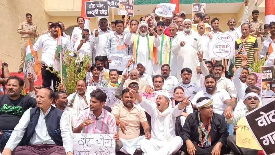 मुख्य चुनाव आयुक्त ज्ञानिश कुमार के विरोध में कांग्रेस इकाई फिरोजाबाद के जिला अध्यक्ष रामनिवास यादव के साथ तमाम कांग्रेसियों ने जिला मुख्यालय फिरोजाबाद पर जाकर विरोध प्रदर्शन किया और ज्ञानेश कुमार को पद से हटाने और जेल भेजने के लिए आंदोलन किया
#LSNNews #firozabadnews #congress