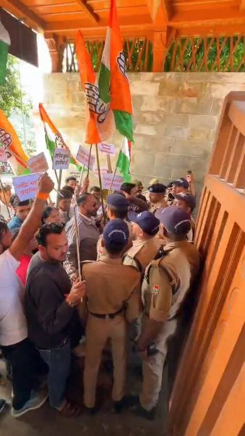 चम्पावत में मुख्य चुनाव आयुक्त के खिलाफ कांग्रेस का प्रदर्शन, पुतला फूंका कलक्ट्रेट में नारेबाजी के साथ धरना, लोकतंत्र की हत्या का लगाया आरोप