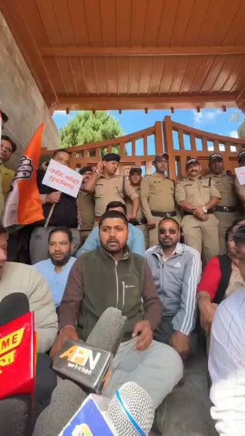 चम्पावत में मुख्य चुनाव आयुक्त के खिलाफ कांग्रेस का प्रदर्शन, पुतला फूंका कलक्ट्रेट में नारेबाजी के साथ धरना, लोकतंत्र की हत्या का लगाया आरोप