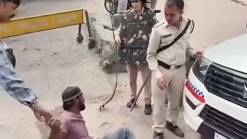 उत्तर प्रदेश
समझाइश के बाद फिर पथराव, पुलिस ने किया लाठीचार्ज; मौके पर तनाव
उज्जैन में प्रशासन की समझाइश के बाद भी स्थिति सामान्य नहीं हुई। दोबारा पथराव शुरू होने के बाद पुलिस ने भीड़ को नियंत्रित करने के लिए लाठीचार्ज किया। मौके पर तनावपूर्ण स्थिति बनी हुई है और पुलिस बल तैनात है। #Ujjain #UjjainNews #UjjainUpdate #BreakingNews #UjjainPolice
