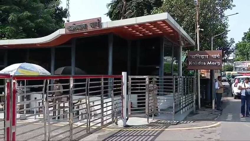 *लखनऊ: यूपी में BJP की कोर कमेटी की बैठक मुख्यमंत्री आवास में शुरू।*
बैठक में CM योगी आदित्यनाथ, डिप्टी CM ब्रजेश पाठक और केशव प्रसाद मौर्य शामिल।
BJP प्रदेश अध्यक्ष पंकज चौधरी और संगठन महामंत्री धर्मपाल सिंह भी बैठक में मौजूद।
बैठक में राज्यसभा की 8-9 सीटों के साथ शिक्षक और स्नातक MLC की 11 सीटों को लेकर मंथन होगा।
राज्यसभा चुनाव और विधान परिषद चुनाव में उम्मीदवारों के पैनल पर होगी चर्चा।
सूत्रों की माने तो कोर कमेटी की बैठक की बाद नामो का फाइनल पैनल केंद्रीय नेतृत्व को भेजा जाएगा।