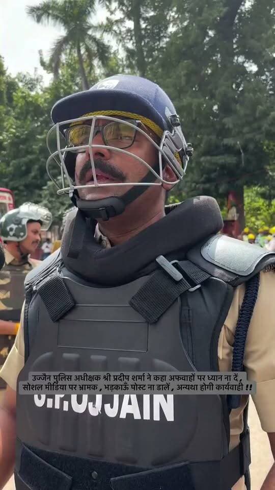 उज्जैन में सड़क चौड़ीकरण को लेकर मस्जिद का एक हिस्सा तोड़ा जाना है। इसको लेकर पुलिस व मस्जिद पक्ष में पथराओं हुआ। बाद में शांति व्यवस्था बनी। मस्जिद पक्ष झगड़ा न करते हुए खुद मस्जिद का 3 फिट हिस्सा खुद तोड़ने पर सहमत हुआ। मौके पर शांति व्यवस्था कायम है। कोई भी अफवाह पर ध्यान न दें।