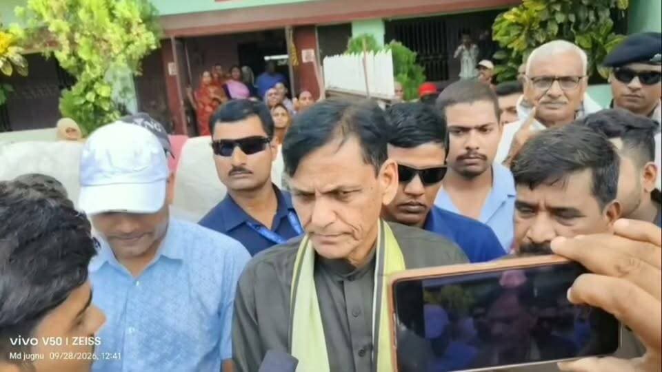 #BREAKING |चकबेदौलिया हादसा: 3 छात्राओं की मौ"त के बाद परिजनों से मिले नित्यानंद राय, दिए बड़े निर्देश...
#ChakbedauliaHadsa #NityanandRai #VibhutipurNews #SamastipurNews #UtkramitMadhyaVidyalaya #PayalKumari #SapnaKumari #GulnazKhatoon #KendriyaGrahRajyaMantri #VidyalayaSuraksha #ChardiwariNirman #11HajarVoltLine #BijliVibhag #VanVibhag #JilaPrashasan #BachhonKiSuraksha #ShokSantaptParivar #चकबेदौलिया #नित्यानंद_राय #विभूतिपुर #समस्तीपुर