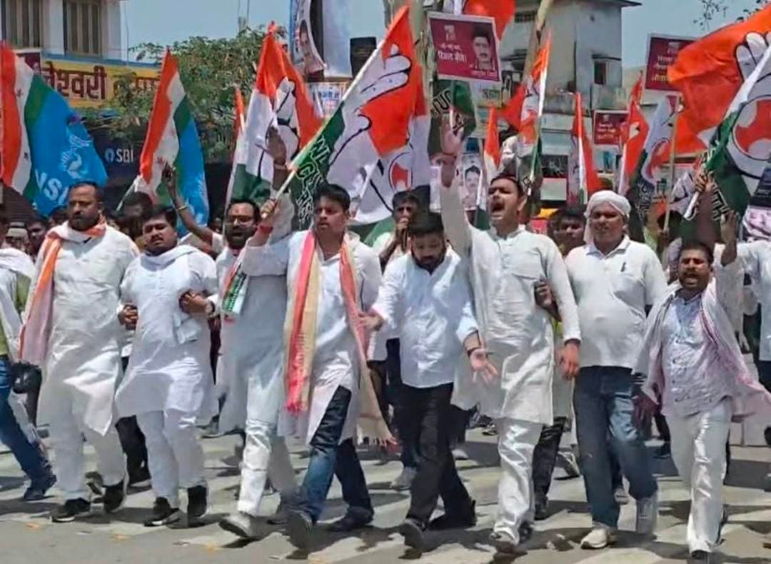 वीडियो : चुनावी पारदर्शिता के सवाल पर बक्सर में कांग्रेस का प्रदर्शन, पीएम मोदी और सीईसी का पुतला फूंका .. खबर कमेंट बॉक्स में