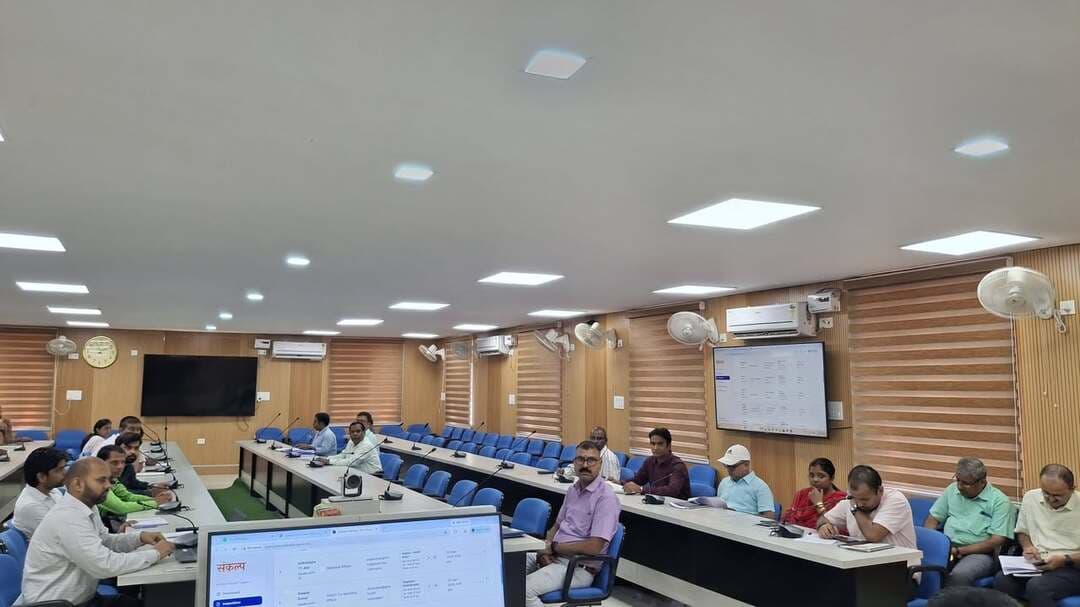 जिलाधिकारी सावन कुमार की अध्यक्षता में साप्ताहिक समीक्षा बैठक, योजनाओं के त्वरित निष्पादन का निर्देश
सुपौल समाहरणालय स्थित लहटन चौधरी सभागार में सोमवार को जिलाधिकारी सावन कुमार की अध्यक्षता में जिला स्तरीय साप्ताहिक सोमवारीय समीक्षात्मक बैठक आयोजित की गई। बैठक में जिले के सभी जिला, अनुमंडल एवं प्रखंड स्तरीय पदाधिकारी उपस्थित रहे। बैठक के दौरान विभिन्न विभागों के कार्यों और जनकल्याणकारी योजनाओं की प्रगति की विस्तृत समीक्षा की गई।
समीक्षा के क्रम में न्यायालय वादों, दाखिल-खारिज, जिला जनता दरबार, जन संवाद, राशन कार्ड, एनीमिया अभियान तथा प्रधानमंत्री सूर्य घर: मुफ्त बिजली योजना समेत विभिन्न योजनाओं की स्थिति पर चर्चा की गई। जिलाधिकारी ने संबंधित पदाधिकारियों से योजनाओं के क्रियान्वयन की अद्यतन जानकारी लेते हुए लंबित मामलों के शीघ्र निष्पादन पर जोर दिया।
बैठक में सहयोग पोर्टल पर ऑनलाइन प्राप्त आवेदनों के निष्पादन की भी समीक्षा की गई। जिलाधिकारी सावन कुमार ने सभी संबंधित अधिकारियों को निर्देश दिया कि पोर्टल के माध्यम से प्राप्त आवेदनों का ससमय, गुणवत्तापूर्ण एवं नियमानुसार निष्पादन सुनिश्चित किया जाए। उन्होंने जनहित से जुड़े मामलों में किसी भी स्तर पर अनावश्यक विलंब नहीं करने को कहा।
बैठक में उप विकास आयुक्त इन्द्रवीर कुमार, अपर समाहर्त्ता सच्चिदानंद सुमन, अपर समाहर्त्ता-सह-जिला लोक शिकायत निवारण पदाधिकारी विकाश कुमार, जिला पंचायत राज पदाधिकारी गयानंद यादव, विशेष कार्य पदाधिकारी विकास कुमार कर्ण, वरीय उप समाहर्त्ता पुष्पा कुमारी सहित अन्य जिला स्तरीय पदाधिकारी मौजूद रहे।
वहीं, जिले से बाहर अथवा अन्य स्थानों पर पदस्थापित संबंधित पदाधिकारियों ने वीडियो कॉन्फ्रेंसिंग के माध्यम से बैठक में भाग लिया। जिलाधिकारी ने सभी अधिकारियों को विभागीय कार्यों की नियमित समीक्षा करते हुए जनहितकारी योजनाओं का लाभ पात्र लोगों तक पहुंचाने का निर्देश दिया।