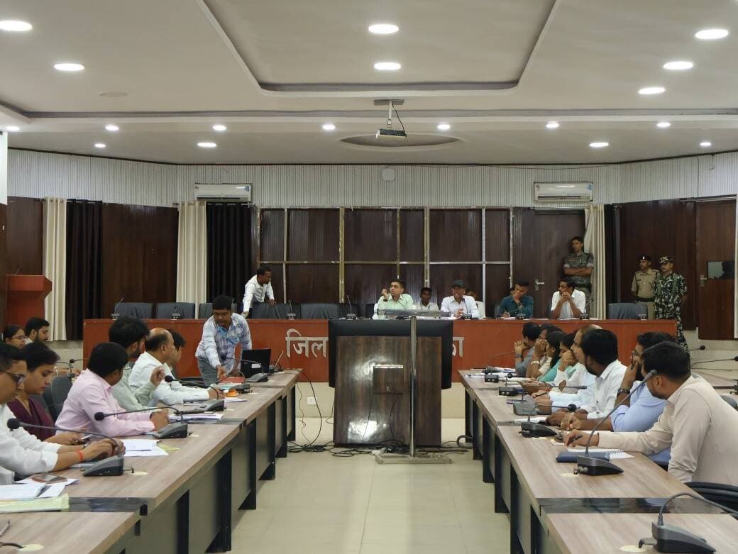 आज जिला पदाधिकारी, बाँका की अध्यक्षता में जिले की पंचायतों में संचालित विकास एवं जनकल्याणकारी योजनाओं की प्रगति की समीक्षा हेतु बैठक आयोजित की गई।
बैठक में सभी प्रखंडों में पंचायत स्तर पर संचालित विभिन्न योजनाओं एवं कार्यों की प्रगति, वित्तीय व्यय तथा लंबित कार्यों की समीक्षा की गई।
बैठक में पंचायत सरकार भवनों की स्थिति, उनके क्रियाशीलता, विद्युत कनेक्शन, बायोमेट्रिक व्यवस्था, फ्लैक्स एवं दीवार लेखन, पंचायत संबंधी कार्यों के संचालन, लोक सेवा केंद्र, जीविका कार्य, डाकघर, सुधा केंद्र, पुस्तकालय तथा आमजनों की पहुंच आदि बिंदुओं की समीक्षा की गई। उपलब्ध प्रतिवेदन के अनुसार जिले में कुल 25 निर्माणाधीन पंचायत सरकार भवन हैं 30 अक्टूबर तक पूर्ण कराने का लक्ष्य निर्धारित है।
समीक्षा के दौरान मुख्यमंत्री ग्रामीण सोलर स्ट्रीट लाइट योजना की भी प्रगति की समीक्षा की गई। विभिन्न प्रखंडों में सोलर स्ट्रीट लाइट के अधिष्ठापन एवं क्रियाशीलता की स्थिति की जानकारी ली गई तथा शेष कार्यों को निर्धारित समय-सीमा में पूर्ण करने पर जोर दिया गया।
बैठक में मुख्यमंत्री कन्या विवाह मंडप, मोक्षधाम एवं अन्य पंचायत स्तरीय योजनाओं हेतु भूमि की उपलब्धता की भी समीक्षा की गई। संबंधित अधिकारियों को आवश्यक भूमि उपलब्ध कराने एवं लंबित प्रस्तावों पर त्वरित कार्रवाई करने का निर्देश दिया गया।
वित्तीय प्रगति की समीक्षा
बैठक में 15वीं एवं षष्ठम राज्य वित्त आयोग के अंतर्गत पंचायत समितियों एवं ग्राम पंचायतों में प्राप्त राशि के विरुद्ध किए गए व्यय की विस्तृत समीक्षा की गई। समीक्षा के दौरान कम व्यय वाले पंचायतों/पंचायत समितियों को चिन्हित कर उपलब्ध राशि का नियमानुसार एवं गुणवत्तापूर्ण कार्यों में शीघ्र उपयोग करने पर निर्देश दिया गया।
ग्राम पंचायत स्तर पर 15वीं वित्त आयोग के अंतर्गत कुल प्राप्त राशि में से 21.09.2026 तक लगभग 51 प्रतिशत व्यय दर्ज किया गया है। वहीं पंचायत समिति स्तर पर भी व्यय की प्रगति की समीक्षा की गई और कम प्रगति वाले क्षेत्रों में तेजी लाने का निर्देश दिया गया।
स्वच्छता एवं ठोस-तरल अपशिष्ट प्रबंधन
बैठक में WPU (Waste Processing Unit) की प्रगति, ठोस एवं तरल अपशिष्ट प्रबंधन, ग्राम पंचायतों में SWM Rules से संबंधित कार्रवाई तथा स्वच्छता से जुड़े कार्यों की समीक्षा की गई। उपलब्ध प्रतिवेदन के अनुसार बाराहाट एवं शंभूगंज प्रखंड में कुछ WPU कार्यों में शेष कार्य लंबित हैं, जिन्हें शीघ्र पूर्ण कराने की आवश्यकता पर बल दिया गया।
इसके अतिरिक्त ग्राम पंचायतों में सोख्ता निर्माण की भी समीक्षा की गई। जिले में कुल 455 लक्षित सोख्तों में से 169 का निर्माण 22.09.2026 तक पूर्ण किया गया है। शेष लंबित कार्यों को अभियान चलाकर पूरा कराने का निर्देश दिया गया।
लोहिया स्वच्छ बिहार अभियान के अंतर्गत IHHL व्यय तथा स्वच्छता से संबंधित चिन्हित स्थलों की सफाई की स्थिति की भी समीक्षा की गई। जिले में स्वच्छता हेतु चिन्हित कुल 5598 स्थलों में से 4536 स्थलों की सफाई की प्रविष्टि की जा चुकी है।
जिला पदाधिकारी द्वारा सभी संबंधित पदाधिकारियों एवं प्रखंड स्तरीय अधिकारियों को निर्देश दिया गया कि लंबित कार्यों को प्राथमिकता के आधार पर निर्धारित समय-सीमा में पूर्ण कराएं, योजनाओं की गुणवत्ता सुनिश्चित करें तथा योजनाओं में उपलब्ध राशि का नियमानुसार एवं प्रभावी उपयोग सुनिश्चित करें।
जिला पदाधिकारी द्वारा सभी क्रियाशील पंचायत सरकार भवनों का औचक निरीक्षण करने का निर्देश दिया गया। साथ ही पंचायत स्तरीय कर्मियों की उपस्थिति रोस्टर के अनुसार सुनिश्चित करने हेतु पंचायत सरकार भवनों में रोस्टर का दीवार लेखन कराने का निर्देश दिया गया।
15वीं एवं छठी वित्त आयोग की राशि के व्यय की समीक्षा करते हुए जिला पदाधिकारी ने सभी जनप्रतिनिधियों के साथ बैठक कर कार्ययोजना तैयार करने तथा नियमानुसार उपलब्ध राशि का समयबद्ध व्यय सुनिश्चित करने का निर्देश दिया।
सेवा संकल्प एवं कायाकल्प के तहत अधिक से अधिक भवनों को चिन्हित करने का निर्देश दिया गया, ताकि आवश्यकतानुसार उनका जीर्णोद्धार एवं सौंदर्यीकरण कर सरकारी भवनों का बेहतर उपयोग सुनिश्चित किया जा सके।
बैठक में पंचायतों में संचालित योजनाओं की नियमित निगरानी, कार्यों की गुणवत्ता, समयबद्ध निष्पादन तथा आमजनों को योजनाओं का अधिकतम लाभ उपलब्ध कराने पर विशेष जोर दिया गया।