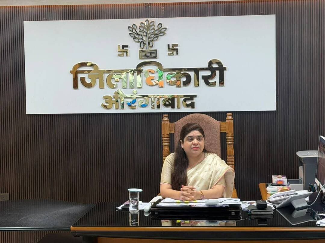 🔹 मुख्य सचिव, बिहार की अध्यक्षता में खाद्य एवं उपभोक्ता संरक्षण विभाग की योजनाओं की उच्चस्तरीय समीक्षा 🔹
📹 आज दिनांक 28 सितंबर 2026 को मुख्य सचिव, बिहार की अध्यक्षता में वीडियो कॉन्फ्रेंसिंग के माध्यम से खाद्य एवं उपभोक्ता संरक्षण विभाग के अंतर्गत संचालित विभिन्न योजनाओं एवं कार्यक्रमों, विशेष रूप से पाइपलाइन प्राकृतिक गैस (PNG) एवं संपीड़ित प्राकृतिक गैस (CNG) नेटवर्क के विस्तार एवं प्रगति की उच्चस्तरीय समीक्षा की गई।
समीक्षा के दौरान राज्य के विभिन्न जिलों में PNG कनेक्टिविटी, CNG स्टेशनों तथा गैस आधारभूत संरचना की जिलावार प्रगति की समीक्षा करते हुए नेटवर्क के विस्तार और लंबित कार्यों में तेजी लाने पर जोर दिया गया।
📍 औरंगाबाद जिले से जिला पदाधिकारी, औरंगाबाद श्रीमती अभिलाषा शर्मा (भा०प्र०से०) के साथ अपर समाहर्ता श्री अनुग्रह नारायण सिंह, जिला आपूर्ति पदाधिकारी श्री श्वेतांक लाल, वरीय उपसमाहर्ता श्री रितेश कुमार यादव, जिला कृषि पदाधिकारी श्री संदीप राज सहित संबंधित पदाधिकारी वीडियो कॉन्फ्रेंसिंग में उपस्थित रहे।
🏠 औरंगाबाद में PNG कनेक्शन की स्थिति
▪️ मार्च 2026 तक घरेलू PNG कनेक्शन का लक्ष्य — 2,735
▪️ अब तक चालू किए गए कनेक्शन — 2,550
▪️ लक्ष्य के विरुद्ध उपलब्धि — लगभग 93%
▪️ वर्तमान में लंबित आवेदन — 272
जिले में PNG कनेक्शन से संबंधित कार्यों के लिए आवश्यक सामग्री एवं कार्यबल उपलब्ध है। नए ठेके का आवंटन भी किया जा चुका है तथा कार्यबल एवं संसाधनों को कार्यस्थल पर उपलब्ध कराने की प्रक्रिया जारी है। समीक्षा में यह भी स्पष्ट किया गया कि PNG नेटवर्क विस्तार से संबंधित कोई प्रशासनिक अथवा अनुमति संबंधी समस्या लंबित नहीं है।
📊 बिहार में PNG-CNG नेटवर्क का विस्तार
➡️ बिहार के 38 में से 28 जिले PNG/CGD नेटवर्क से आच्छादित
➡️ 1,52,686 घरेलू PNG कनेक्शन चालू
➡️ 240 CNG स्टेशन संचालित
➡️ प्रतिदिन औसतन 4,54,281 किलोग्राम CNG की बिक्री
➡️ 1,536.49 किमी स्टील पाइपलाइन बिछाई गई
➡️ 8,991.12 किमी MDPE पाइपलाइन बिछाई गई
📈 जुलाई 2026 तक उपलब्ध आंकड़ों के अनुसार घरेलू PNG कनेक्शन उपलब्ध कराने में बिहार देश में 9वें स्थान तथा पाइपलाइन बिछाने में 7वें स्थान पर है।
🎯 जिला पदाधिकारी ने दिए त्वरित निष्पादन के निर्देश
समीक्षा के उपरांत जिला पदाधिकारी श्रीमती अभिलाषा शर्मा ने संबंधित अधिकारियों एवं IOCL के प्रतिनिधियों को लंबित आवेदनों का शीघ्र निष्पादन करते हुए पात्र घरों में जल्द से जल्द PNG कनेक्शन उपलब्ध कराने का निर्देश दिया। उन्होंने आवश्यक समन्वय स्थापित कर कार्य में तेजी लाने पर बल दिया।
🌱 स्वच्छ ईंधन | सुगम सुविधा | बेहतर जीवन
#SamratChoudhary #CMSamrat #PNG #CNG #Aurangabad #Bihar #CleanEnergy
CMO Bihar Food & Consumer Protection Dept., Govt. of Bihar Bihar State Food & Civil Supplies Corporation Ltd.