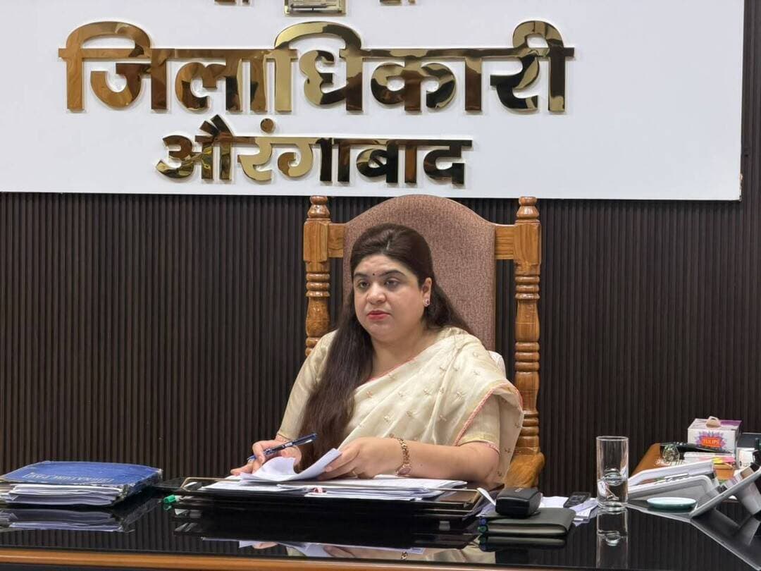 📢 जनता की समस्याओं के समाधान को लेकर जिला पदाधिकारी का जनता दरबार
👩💼 जिला पदाधिकारी, औरंगाबाद श्रीमती अभिलाषा शर्मा (भा०प्र०से०) द्वारा आज दिनांक 28 सितंबर 2026 को अपने कार्यालय प्रकोष्ठ में सात निश्चय-3 के तहत “सबका सम्मान – जीवन आसान” पहल के अंतर्गत जनता दरबार का आयोजन किया गया।
📝 जनता दरबार में जिले के विभिन्न प्रखंडों से आए आम नागरिकों ने अपनी समस्याओं एवं शिकायतों को जिला पदाधिकारी के समक्ष रखा। परिवादियों द्वारा दाखिल-खारिज, अतिक्रमण, राशन कार्ड, नाली-गली निर्माण, भूमि विवाद, सड़क निर्माण, आंगनबाड़ी सेविका बहाली, जमाबंदी, इंदिरा आवास, भूमि मापी, जमीन पर अवैध कब्जा, परिमार्जन, एलपीसी निर्गत करने, पैक्स से संबंधित मामले, मानदेय भुगतान, आंगनबाड़ी बहाली में अनियमितता, अनुग्रह अनुदान सहित विभिन्न जनहित से जुड़े मामलों को लेकर आवेदन प्रस्तुत किए गए।
✅ प्राप्त सभी परिवादों को विधिवत पंजी में दर्ज कर संबंधित विभागों एवं पदाधिकारियों को अग्रसारित किया गया तथा त्वरित एवं आवश्यक कार्रवाई सुनिश्चित करने के निर्देश दिए गए।
⏱️ जिला प्रशासन का उद्देश्य है कि प्राप्त सभी परिवादों का समयबद्ध, गुणवत्तापूर्ण, निष्पक्ष एवं न्यायसंगत निष्पादन सुनिश्चित हो, ताकि आम नागरिकों को अपनी समस्याओं के समाधान के लिए अनावश्यक विलंब का सामना न करना पड़े।
🔎 जिला पदाधिकारी महोदया ने संबंधित पदाधिकारियों को परिवादों के निष्पादन की नियमित समीक्षा करने तथा प्रत्येक मामले में नियमानुसार आवश्यक कार्रवाई सुनिश्चित करने का निर्देश दिया।
🤝 जनसमस्याओं का त्वरित समाधान — जिला प्रशासन की प्राथमिकता।
#SamratChoudhary #CMSamrat #AurangabadBihar #JanataDarbar #DistrictAdministration #PublicService
Information & Public Relations Department, Government of Bihar CMO Bihar