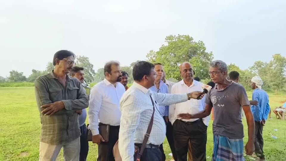 🔴 तुलबुल में उद्योग और रोजगार की नई राह! | Omega Group की बड़ी पहल
चतरा के सिमरिया प्रखंड के तुलबुल में 15 TPD बायोगैस, 20 MW सोलर प्लांट, 40 MWh बैटरी स्टोरेज, 10 एकड़ फूड पार्क और 100 गायों की क्षमता वाले डेयरी फार्म की प्रस्तावित योजना।
🌱 किसानों को सिर्फ मुआवजा नहीं, बल्कि कंपनी में शेयरहोल्डर बनाने की पहल
👨🏭 स्थानीय युवाओं को रोजगार से जोड़ने का लक्ष्य
🚜 किसानों की भी परियोजना में भागीदारी की तैयारी
क्या तुलबुल बनेगा क्षेत्र के नए औद्योगिक और रोजगार केंद्र की शुरुआत?
देखिए पूरी खबर LIVE 👇
#Tulbul #Simaria #Chatra #OmegaGroup #Jharkhand #Industry #Employment #Rozgar #Biogas #SolarPlant #BatteryStorage #FoodPark #DairyFarm #farmersmarket