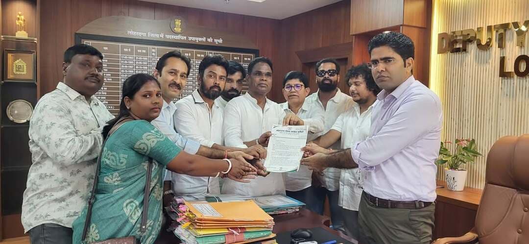 लोहरदगा धरना-प्रदर्शन के बाद कांग्रेस कार्यकर्ताओं ने जिला मुख्यालय से जिला समाहरणालय तक पैदल विरोध मार्च निकाला। इसके बाद राष्ट्रपति के नाम उपायुक्त को ज्ञापन सौंपा गया। ज्ञापन के माध्यम से कांग्रेस ने मुख्य निर्वाचन आयुक्त ज्ञानेश कुमार के इस्तीफे तथा निर्वाचन प्रक्रिया में पारदर्शिता सुनिश्चित करने की मांग की।#लोहरदगान्यूज #झारखंड #कांग्रेसप्रदर्शन #समाहरणालय #पुतलादहन #झारखंडन्यूज