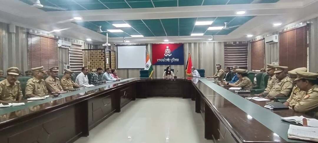 *रायबरेली पुलिस द्वारा AHTU/SJPU की मासिक समीक्षा एवं समन्वय बैठक आयोजित।*
आज दिनांक 28 सितंबर 2026 को पुलिस कार्यालय स्थित बहुउद्देशीय किरण हाल में AHTU/SJPU की मासिक समीक्षा एवं समन्वय बैठक आयोजित की गई। बैठक में सचिव, जिला विधिक सेवा प्राधिकरण सहित बाल कल्याण समिति, बाल कल्याण अधिकारियों एवं संबंधित संस्थाओं के प्रतिनिधियों ने प्रतिभाग किया।
बैठक में बाल संरक्षण संबंधी प्रकरणों की समीक्षा की गई। सचिव, जिला विधिक सेवा प्राधिकरण की मौजूदगी में बाल कल्याण अधिकारियों एवं अन्य संबंधित संस्थाओं को POCSO Act के संबंध में आमजन के बीच जाकर जागरूकता अभियान चलाने तथा बेहतर समन्वय के साथ त्वरित कार्रवाई सुनिश्चित करने के निर्देश दिए गए।