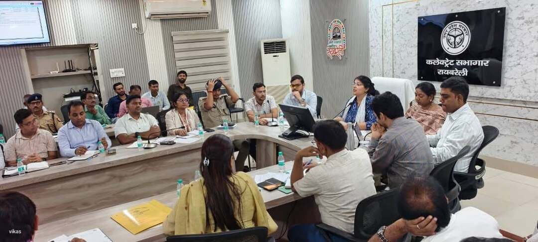 *महात्मा गांधी एवं लाल बहादुर शास्त्री जयंती समारोह को हर्षोल्लास एवं सादगी के साथ मनाया जाए: डीएम*
*रायबरेली-28 सितम्बर 2026,*
जिलाधिकारी सरनीत कौर ब्रोका की अध्यक्षता में कलेक्ट्रेट सभागार में आगामी 02 अक्टूबर को महात्मा गांधी जयंती एवं पूर्व प्रधानमंत्री लाल बहादुर शास्त्री जयंती के अवसर पर आयोजित होने वाले कार्यक्रमों की तैयारियों के संबंध में बैठक सम्पन्न हुई। बैठक में जिलाधिकारी ने संबंधित अधिकारियों को जयंती समारोह को गरिमापूर्ण, हर्षोल्लास एवं सादगी के साथ मनाए जाने के निर्देश दिए।
जिलाधिकारी ने निर्देशित किया कि 01 अक्टूबर को शहीद स्थलों तथा अन्य प्रमुख स्थलों पर स्थापित महापुरुषों की प्रतिमाओं एवं उनके आसपास के क्षेत्रों की विशेष साफ-सफाई नगर पालिका एवं नगर पंचायतों के अधिशासी अधिकारियों के माध्यम से सुनिश्चित कराई जाए। उन्होंने कहा कि 02 अक्टूबर को जनपद के सभी शासकीय एवं सार्वजनिक भवनों पर राष्ट्रीय ध्वज फहराया जाए तथा सभी कार्यालयाध्यक्ष अपने-अपने कार्यालयों में महात्मा गांधी एवं लाल बहादुर शास्त्री के चित्र पर माल्यार्पण कर श्रद्धांजलि अर्पित करें।
उन्होंने कहा कि कार्यक्रमों में गांधी जी के प्रिय भजनों का गायन कराया जाए तथा महात्मा गांधी एवं लाल बहादुर शास्त्री के जीवन, विचारों एवं आदर्शों पर संक्षिप्त प्रकाश डाला जाए। विशेष रूप से राष्ट्रीय एकता एवं अखंडता, सादा जीवन-उच्च विचार, मितव्ययिता, भाईचारा, सर्वधर्म समभाव तथा पंचायती राज को लोकतंत्र की बुनियादी इकाई जैसे महत्वपूर्ण विचारों एवं सिद्धांतों की जानकारी जनसामान्य को दी जाए।
जिलाधिकारी ने ग्रामीण एवं नगरीय क्षेत्रों में उपयुक्त वार्डों एवं ग्रामों का चयन कर विशेष स्वच्छता अभियान चलाए जाने के निर्देश दिए। साथ ही शहीद स्थलों पर पूर्व की भांति गरिमापूर्ण कार्यक्रम आयोजित करने तथा संबंधित विभागों द्वारा सभी आवश्यक व्यवस्थाएं समय से पूर्ण करने को कहा।
उन्होंने अधिकारियों को निर्देशित किया कि गांधी जयंती एवं लाल बहादुर शास्त्री जयंती के अवसर पर आयोजित होने वाले सभी कार्यक्रमों में स्वच्छता, राष्ट्रप्रेम, सामाजिक समरसता, अहिंसा एवं जनसेवा के संदेश को प्रभावी ढंग से जन-जन तक पहुंचाया जाए।
बैठक में मुख्य विकास अधिकारी अंजुलता, अपर जिलाधिकारी (प्रशासन) सिद्धार्थ, अपर जिलाधिकारी (वित्त एवं राजस्व) सहदेव मिश्र, अपर पुलिस अधीक्षक आलोक सिंह, उपायुक्त श्रम एवं रोजगार प्रमोद सिंह, परियोजना निदेशक डीआरडीए मुनेश चन्द्र, जिला विकास अधिकारी वर्षा सिंह सहित संबंधित अधिकारीगण उपस्थित रहे।