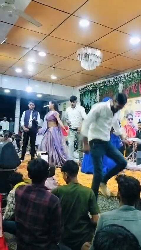 *शोक में डूबा संपूर्ण जिला गोरमी नगर परिषद में नृत्यांगनाओं पर उड़ाय नोट*
*शराब और सवाव के नशे में डूबा गोरमी नगर का नगर प्रशासन*
भिण्ड / दैनिक उदय समाचार
भिण्ड : जब शराब और शराब के नशे में ही डूब जाए प्रशासन तो कैसे होंगे नगर के हालात, जी हां हम बात कर रहे हैं भिंड जिले के गोरमी नगर परिषद की जहां इन दोनों जल विहार महोत्सव की धूम चल रही है, रात को आयोजित हुए रंगारंग कार्यक्रम में न केवल अश्लील गानों पर अश्लील नृत्य हुआ बल्कि इन नृत्यांगनाओं पर आम जनता ने नहीं बल्कि नगर पालिका में पदस्थ कर्मचारियों ने भी जमकर नोट उड़ाए, हम आपको बता दें कि एक और जहां संपूर्ण जिला अशोक में डूबा हुआ है क्योंकि कनावर में हृदय विधायक घटना हो गई है, एक साथ तीन मासूमों की जान चली गई है पर यहां के नगरी प्रशासन को इस बात की कोई चिंता नहीं है यह सिर्फ अपने काम से कम रख रहा है और शराब और सवाव के नशे में डूबा नजर आ रहा है, यहां कोई पहली बार नहीं है गत साल भी यहां ऐसा ही मंजर रहा था, तब न केवल स्थनीजन बल्कि शासकीय अध्यापक और नगर पालिका में पदस्थ कर्मचारियों ने भी खुलकर यहां गुलशन उड़ाए थे और इन नृत्यांगना पर नोट उड़ाए थे, गौरव तल यह है कि प्रशासन इन पर कार्रवाई नहीं करता, जबकि यह वीडियो जोर शोर पर लगातार सोशल मीडिया पर वायरल हो रहे हैं इनमें से कुछ कर्मचारी तो ऐसे हैं जो स्वयं की आईडी बनाकर उन्हें लाइव वायरल कर रहे हैं लेकिन फिर भी प्रशासन कार्रवाई नहीं कर रहा है कार्रवाई न होने के कारण यह लगातार, वेखोप होकरगुलछर्रे उड़ा रहे हैं CM Madhya Pradesh OPS Bhadoria PRO Bhind Collector Office Bhind Journalist Mukesh Bhadoria SP BHIND Dus Live Bhind Breaking News गिर्राज दलवीर सिंह तोमर #भिंडन्यूज़ #BhindNews #bhind