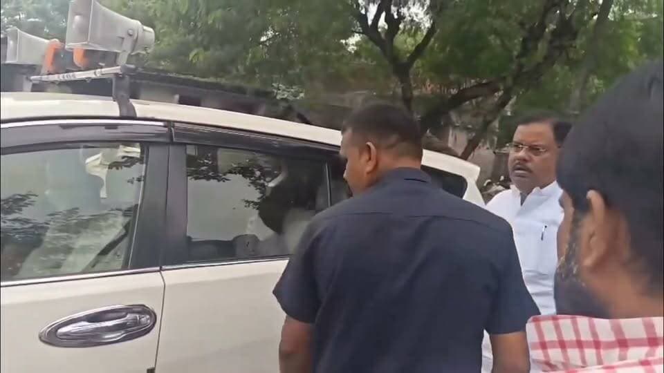 बेगूसराय में मंत्री संजय पासवान ने काफिला रोका एक छात्र सड़क पर घायल मिली उसको हॉस्पिटल भेजो अपनी गाड़ी से