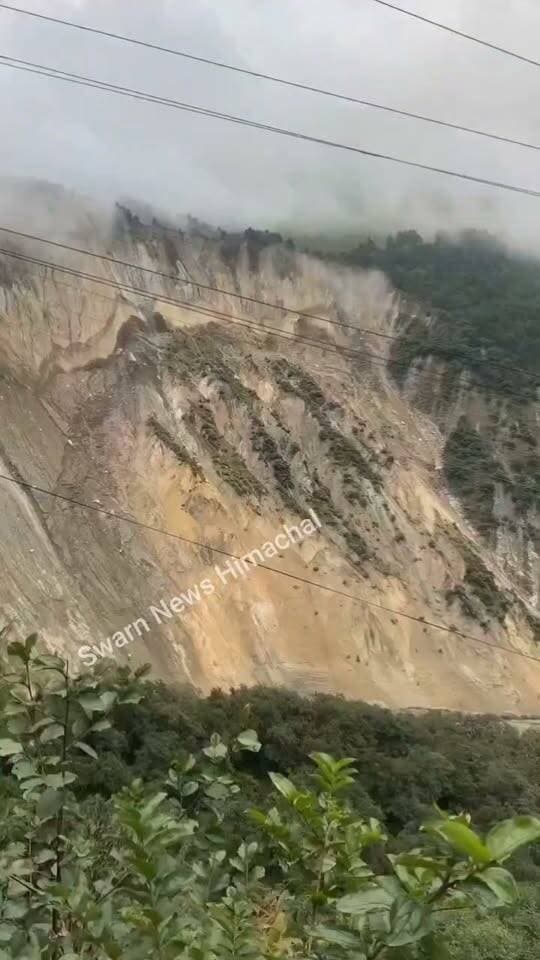 नेपाल में प्रकृति का तांडव जारी...
वायरल विडिओ कल मुस्तांग के लतेख से सामने आई है. जहां एक पूरी पहाड़ी दरक कर नीचे आ गई...