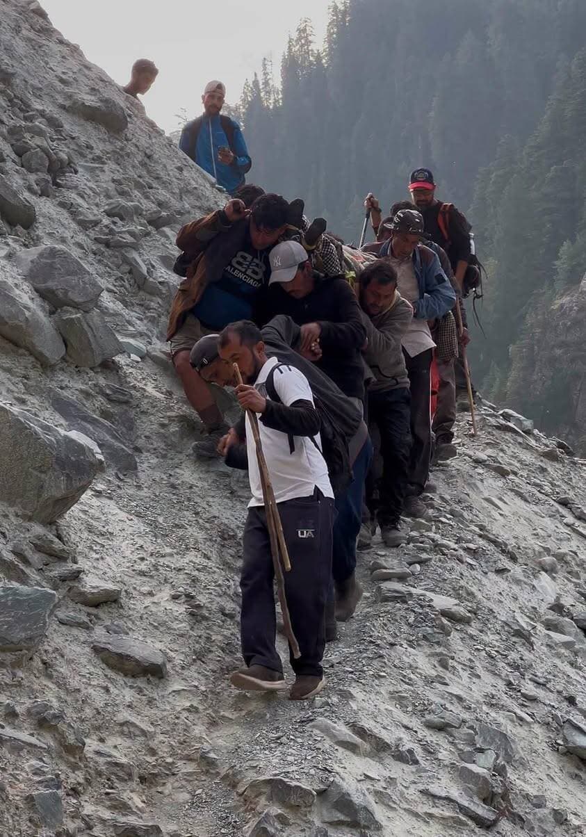बड़ा भंगाल में गंभीर रूप से बीमार व्यक्ति का सफल रेस्क्यू, प्रशासन के समन्वय से समय पर मिली चिकित्सा सहायता
https://ewn24.in/ #ewn24news #choiceofhimachal #himachal
उपमंडलाधिकारी बैजनाथ संकल्प गौतम ने बताया कि बड़ा भंगाल निवासी दुर्गा राम के पेट में तेज दर्द के कारण गंभीर रूप से बीमार होने की सूचना क्षेत्रीय प्रशासन के माध्यम से प्राप्त हुई। उन्होंने तत्काल इसकी सूचना उपायुक्त कांगड़ा हेमराज बैरवा को दी। इसके उपरांत उपायुक्त कांगड़ा ने त्वरित कार्रवाई करते हुए उपायुक्त चंबा के साथ समन्वय स्थापित किया और मरीज को सुरक्षित निकालने के लिए आवश्यक कदम उठाए।
उन्होंने बताया कि पंकज महंत के नेतृत्व में 13 सदस्यीय माउंटेनियरिंग रेस्क्यू टीम को चंबा से बड़ा भंगाल भेजा गया। उन्होंने दुर्गम पर्वतीय मार्गों, प्रतिकूल मौसम तथा जोखिमपूर्ण परिस्थितियों के बीच टीम ने साहस, धैर्य और कर्तव्यनिष्ठा का परिचय देते हुए मरीज तक पहुंच बनाई। प्राथमिक उपचार उपलब्ध करवाने के बाद टीम ने मरीज को पैदल मार्ग से सुरक्षित रूप से घरौंडा तक पहुंचाया। इसके बाद मरीज को एंबुलेंस के माध्यम से चिकित्सा सहायता के लिए अस्पताल पहुंचाया गया।
उन्होंने कहा कि यह रेस्क्यू अभियान प्रशासन की त्वरित निर्णय क्षमता, विभिन्न जिला प्रशासनों के बीच बेहतर समन्वय तथा रेस्क्यू टीम की कर्तव्यनिष्ठा का उत्कृष्ट उदाहरण है। समय पर की गई कार्रवाई से मरीज को शीघ्र चिकित्सा सहायता उपलब्ध करवाना संभव हो सका।
एसडीएम ने रेस्क्यू अभियान में शामिल माउंटेनियरिंग टीम के सदस्यों की सराहना करते हुए कहा कि विषम परिस्थितियों में भी टीम ने जिस साहस, समर्पण और टीम भावना का परिचय दिया, वह प्रशंसनीय है।
उन्होंने उपायुक्त कांगड़ा हेमराज बैरवा तथा उपायुक्त चंबा द्वारा त्वरित मार्गदर्शन, सक्रिय सहयोग एवं प्रभावी समन्वय के लिए आभार व्यक्त किया। उन्होंने कहा कि सभी संबंधित अधिकारियों एवं विभागों के सामूहिक प्रयासों से यह चुनौतीपूर्ण रेस्क्यू अभियान सफलतापूर्वक संपन्न हो सका।
रेस्क्यू टीम में भुवनेश्वर महंत, कमलेश ठाकुर, अभिषेक शर्मा, बलबीत, दीपक, आकाश, हरीश, कारण, विकास, दिलवर सिंह, राकेश तथा जयराम उपस्थित थे।