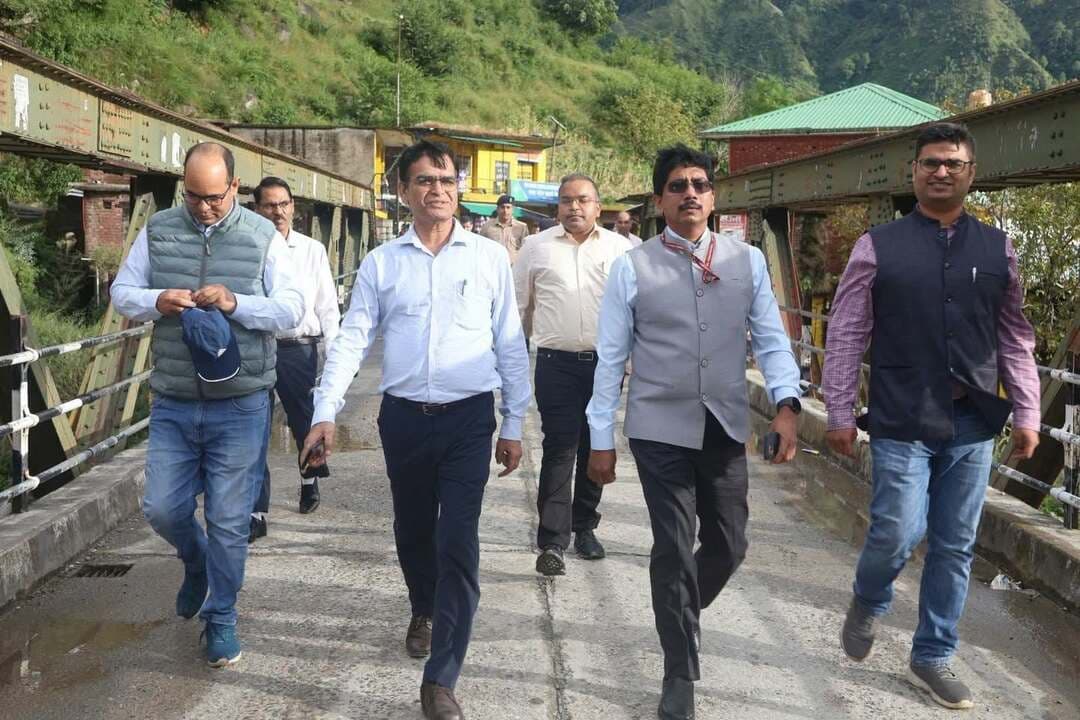 हिमाचल प्रदेश में मानसून सीजन के दौरान हुई भारी बारिश, बाढ़ एवं भूस्खलन से हुए नुकसान का आकलन करने के लिए केंद्र सरकार द्वारा गठित अंतर-मंत्रालय केंद्रीय टीम (Inter-Ministerial Central Team) का छह सदस्यीय दल बोह (शाहपुर) पहुंचा।
https://ewn24.in/ #ewn24news #choiceofhimachal #himachal