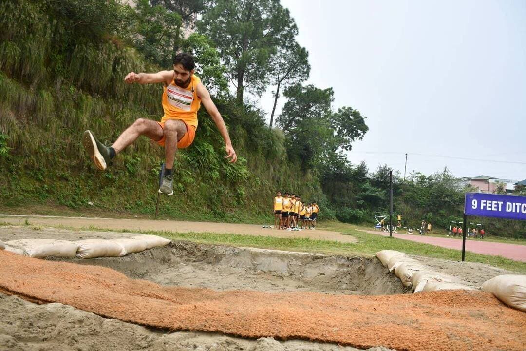 हमीरपुर : थल सेना भर्ती रैली के तीसरे दिन लगभग 550 युवाओं ने लिया भाग
https://ewn24.in/ #ewn24news #choiceofhimachal #himachal
अणु के सिंथेटिक ट्रैक ग्राउंड में जारी थल सेना की अग्निवीर भर्ती के फिजिकल टेस्ट में तीसरे दिन सोमवार को भी लगभग 550 युवाओं ने भाग लिया।
थल सेना भर्ती कार्यालय हमीरपुर के निदेशक कर्नल श्रीधर राजन ने बताया कि भर्ती के चौथे दिन के लिए बुलाए गए युवाओं का भी मैदान में प्रवेश मंगलवार तड़के ही आरंभ कर दिया जाएगा। उन्होंने संबंधित युवाओं से सभी आवश्यक दस्तावेजों सहित निर्धारित समय पर मैदान में पहुंचने की अपील की है।