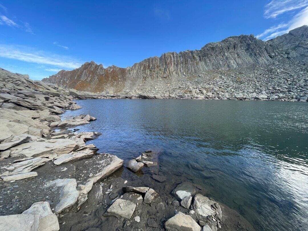 डीसी कांगड़ा ने मुल्थान तहसील में 14 किलोमीटर के कठिन ट्रैक पर पहुंचकर लिया ग्लेशियर झील का जायजा
https://ewn24.in/ #ewn24news #choiceofhimachal #himachal
जिला कांगड़ा प्रशासन एवं जिला आपदा प्रबंधन प्राधिकरण (डीडीएमए) की संयुक्त टीम ने रविवार को बैजनाथ उपमंडल के अंतर्गत मुल्थान तहसील की ग्राम पंचायत पोलिंग के दुर्गम क्षेत्र में स्थित एक ग्लेशियर झील का विस्तृत स्थलीय निरीक्षण किया। निरीक्षण का उद्देश्य झील की वर्तमान स्थिति, आसपास की भौगोलिक परिस्थितियों तथा संभावित आपदा जोखिमों का आकलन करना था।
उपायुक्त कांगड़ा हेमराज बैरवा एवं एसडीएम बैजनाथ संकल्प गौतम ने स्वयं टीम के साथ लगभग 14 किलोमीटर लंबे कठिन एवं दुर्गम ट्रैक को पूरा करते हुए डाइनसर नामक स्थान तक पहुंचकर ग्लेशियर झील का स्थलीय निरीक्षण किया। इस दौरान उन्होंने मौके पर झील की स्थिति, आसपास के क्षेत्र तथा संभावित जोखिम वाले क्षेत्रों का जायजा लिया और संबंधित अधिकारियों से आवश्यक जानकारी प्राप्त की।
इस अभियान में तहसीलदार मुल्थान हरीश, डीडीएमए प्रतिनिधि कुलदीप सिंह, जल शक्ति एवं राजस्व विभाग के अधिकारियों तथा माउंटेनियरिंग इंस्टीट्यूट की सर्च एंड रेस्क्यू टीम के प्रभारी जितेंद्र सहित लगभग 22 सदस्यीय टीम ने भाग लिया।
टीम ने ग्राम पंचायत पोलिंग क्षेत्र से डाइनसर तक लगभग 14 किलोमीटर का कठिन पहाड़ी ट्रैक पूरा किया। दुर्गम भौगोलिक परिस्थितियों के बावजूद टीम मौके तक पहुंची और ग्लेशियर झील की स्थिति का विस्तृत निरीक्षण किया। निरीक्षण के दौरान झील के आसपास के क्षेत्र, जल निकासी एवं संभावित जल प्रवाह की दिशा तथा निचले क्षेत्रों पर पड़ने वाले संभावित प्रभावों का भी आकलन किया गया।
स्थलीय निरीक्षण के उपरांत डीसी कांगड़ा हेमराज बैरवा ने स्पष्ट किया कि वर्तमान परिस्थितियों में ग्लेशियर झील से किसी प्रकार के तात्कालिक खतरे के संकेत नहीं मिले हैं। हालांकि, क्षेत्र की भौगोलिक एवं भूकंपीय संवेदनशीलता को देखते हुए भविष्य में किसी बड़े भूकंपीय कंपन अथवा अन्य प्राकृतिक घटना की स्थिति में संभावित जोखिम को देखते हुए आवश्यक एहतियाती कदम उठाए जाएंगे।
इसी क्रम में डीसी कांगड़ा हेमराज बैरवा द्वारा झील क्षेत्र में अर्ली वार्निंग सिस्टम (ईडब्ल्यूएस) स्थापित करने का प्रस्ताव तैयार करने के निर्देश दिए गए हैं। इस प्रणाली के माध्यम से झील के जलस्तर अथवा अन्य महत्वपूर्ण परिस्थितियों में किसी असामान्य परिवर्तन की स्थिति में समय रहते प्रशासन और संभावित रूप से प्रभावित क्षेत्रों में रहने वाली आबादी को चेतावनी देने में सहायता मिलेगी।
संभावित जोखिम को ध्यान में रखते हुए डीसी कांगड़ा ने सामुदायिक तैयारी पर भी विशेष जोर देने की बात कही। उन्होंने कहा कि झील से संभावित रूप से प्रभावित हो सकने वाले निचले क्षेत्रों, जिनमें पोलिंग, चेरना, लोहारडी और लोहारडी स्कूल शामिल हैं, में समय-समय पर मॉक ड्रिल एवं इवेक्युएशन ड्रिल आयोजित की जाएंगी।
इन अभ्यासों के माध्यम से स्थानीय निवासियों को संभावित आपदा की स्थिति में समय रहते सुरक्षित स्थानों पर पहुंचने, निर्धारित निकासी मार्गों का उपयोग करने, चेतावनी संकेतों को समझने तथा प्रशासन एवं बचाव दल के साथ समन्वय स्थापित करने के संबंध में जागरूक एवं प्रशिक्षित किया जाएगा।
