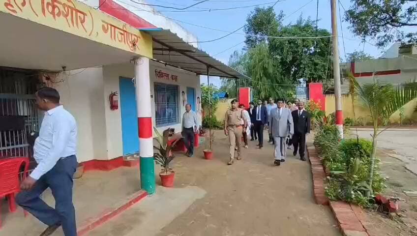 #Ghazipur माननीय जिला जज महोदय एवं श पुलिस अधीक्षक गाजीपुर द्वारा राजकीय संप्रेषण गृह किशोर (बाल सुधार गृह) का संयुक्त रूप से औचक निरीक्षण किया गया।*
👉निरीक्षण के दौरान अधिकारियों द्वारा परिसर की सुरक्षा व्यवस्था को परखते हुए बैरकों की सघन तलाशी ली गई। और पूरे परिसर की साफ-सफाई का जायजा लिया गया। अधिकारियों ने वहां रह रहे किशोरों से बातचीत कर उनकी समस्याओं व सुविधाओं के बारे में भी जानकारी ली।
👉माननीय जिला जज एवं पुलिस अधीक्षक द्वारा संबंधित अधिकारियों और कर्मचारियों को सुरक्षा व नियमों का कड़ाई से पालन करने तथा बच्चों के स्वास्थ्य व खान-पान का विशेष ध्यान रखने के संबंध में आवश्यक दिशा-निर्देश दिए गए #ghqzipurnews