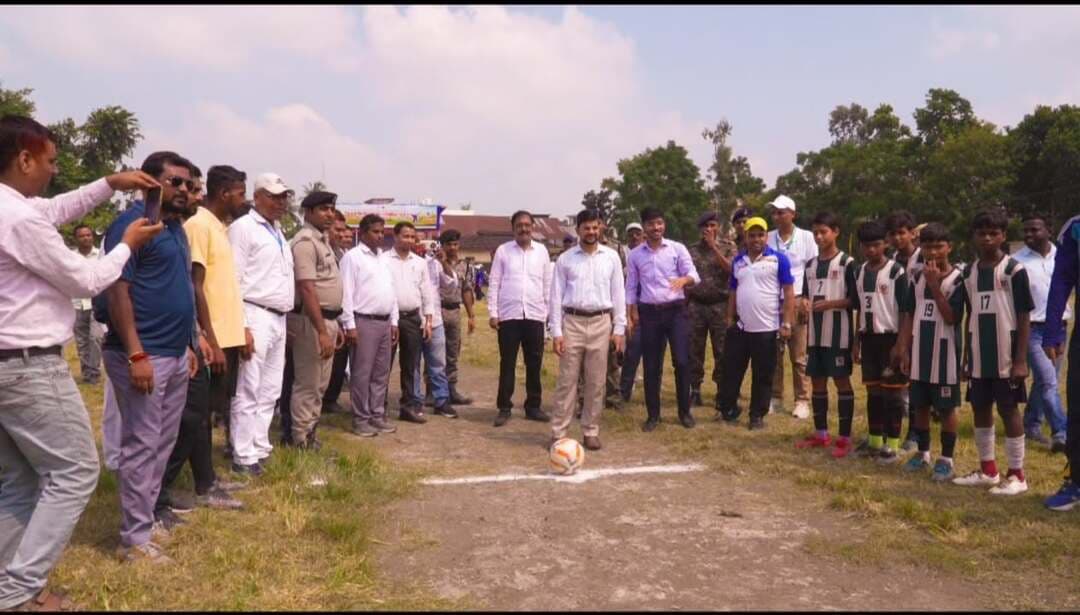 समाहरणालय पूर्णिया,
जनसंपर्क कार्यालय,
प्रेस विज्ञप्ति1537,
दिनांक 28/9/2026,
==================
पूर्णिया में तीन दिवसीय जिला स्तरीय विद्यालय खेल प्रतियोगिता (2026-27) का भव्य शुभारंभ:-
* जिला पदाधिकारी द्वारा दीप प्रज्वलित कर किया गया प्रतियोगिता का शुभारंभ:-
* 28 से 30 सितंबर तक विभिन्न खेल मैदानों पर आयोजित होंगी अंडर-14, 17 एवं 19 की प्रतियोगिताएं:--
* ताइक्वांडो, क्रिकेट, कबड्डी और वॉलीबॉल प्रतियोगिता के पहले दिन के परिणाम घोषित
पूर्णिया, 28 सितंबर 2026: खेल विभाग (बिहार सरकार), बिहार राज्य खेल प्राधिकरण (पटना) एवं जिला प्रशासन (पूर्णिया) के संयुक्त तत्वावधान में सोमवार को स्थानीय सरस्वती विद्या निकेतन जिला स्कूल के क्रीड़ा मैदान में जिला स्तरीय विद्यालय खेल प्रतियोगिता 2026-27 का शुभारंभ हुआ।
कार्यक्रम का विधिवत उद्घाटन जिला पदाधिकारी श्री अंशुल कुमार भा०प्र०से० द्वारा दीप प्रज्वलित कर कार्यक्रम का शुभारंभ किया गया।
मौके पर सहायक समाहर्ता सुश्री कुमुद मिश्रा भा०प्र०स०, उप विकास आयुक्त, श्री राजीव कुमारअपर समाहर्ता,अनुमंडल पदाधिकारी (सदर पूर्णिया), जिला शिक्षा पदाधिकारी तथा वरीय उप समाहर्ता सह जिला खेल पदाधिकारी मौजूद थे।
उद्घाटन सत्र में जिला पदाधिकारी द्वारा माननीय अतिथियों एवं मुख्य अतिथियों का स्वागत एवं सम्मान किया गया।
सांस्कृतिक प्रस्तुतियों में माउंट कार्मेल इंग्लिश स्कूल की छात्राओं द्वारा मनमोहक स्वागत गान तथा पूर्णिया उच्च विद्यालय, रामबाग की छात्राओं द्वारा सांस्कृतिक कार्यक्रम प्रस्तुत किया गया।
मार्च पास्ट का नेतृत्व दिवाकर जी ने किया, जबकि राष्ट्रीय फुटबॉल खिलाड़ी द्वारा सभी एथलीटों को खेल भावना से खेलने की शपथ दिलाई गई।
उपस्थित खिलाड़ियों को संबोधित करते हुए जिला पदाधिकारी महोदय ने खेल भावना से खेलने, राष्ट्रीय एवं अंतरराष्ट्रीय पटल पर जिला, राज्य एवं देश का नाम रोशन करने तथा आगामी ओलंपिक में भाग लेने की शुभकामनाएं दीं।
उन्होंने बिहार सरकार द्वारा राज्य में खेल के विकास हेतु चलाए जा रहे कार्यों की भी सराहना की।
यह प्रतियोगिता 28 सितंबर से 30 सितंबर 2026 तक शहर के विभिन्न खेल मैदानों क्रमशः जिला स्कूल पूर्णिया, डी.एस.ए. मैदान, इंदिरा गांधी स्टेडियम, महात्मा गांधी इंडोर स्टेडियम एवं राजकीय कन्या उच्च विद्यालय पूर्णिया में आयोजित की जा रही है।
इसमें अंडर-14, 17 एवं 19 आयु वर्ग के बालक-बालिका खिलाड़ी हिस्सा ले रहे हैं।
#cmsamrat
#samratchoudhary