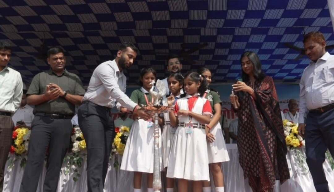 समाहरणालय, पूर्णिया,
जनसंपर्क कार्यालय,
प्रेस विज्ञप्ति:-1534,
दिनांक: 28 सितंबर 2026,
==================
जिला स्कूल पूर्णिया में तीन दिवसीय जिला स्तरीय खेल प्रतियोगिता का भव्य शुभारंभ:-
विभिन्न विद्यालयों के लगभग 2,000 छात्र-छात्राएं ले रहे हैं भाग:-
विजेता खिलाड़ी राज्य और राष्ट्रीय स्तर की प्रतियोगिताओं में करेंगे जिले का प्रतिनिधित्व:--
जिला प्रशासन, पूर्णिया के तत्वावधान में सोमवार को स्थानीय जिला स्कूल के प्रांगण में तीन दिवसीय जिला स्तरीय खेल प्रतियोगिता का आधिकारिक शुभारंभ किया गया।
कार्यक्रम के उद्घाटन के दौरान एक अनुकरणीय पहल देखने को मिली, जब जिला पदाधिकारी श्री अंशुल कुमार (भा.प्र.से.) ने स्वयं खिलाड़ियों को आदरपूर्वक मंच पर आमंत्रित कर उनके हाथों दीप प्रज्वलित करवाकर प्रतियोगिता की औपचारिक शुरुआत कराई।
इस तीन दिवसीय आयोजन में जिले के विभिन्न विद्यालयों से आए लगभग 2,000 छात्र-छात्राएं विभिन्न खेल विधाओं में अपनी प्रतिभा और क्षमता का प्रदर्शन कर रहे हैं।
समारोह के दौरान मीडियाकर्मियों को संबोधित करते हुए जिला पदाधिकारी श्री अंशुल कुमार भा०प्र०से० ने कहा कि इस प्रतियोगिता के आयोजन का मुख्य उद्देश्य विद्यालय स्तर पर छिपी खेल प्रतिभाओं को पहचानना, उन्हें प्रोत्साहित करना और एक सशक्त मंच प्रदान करना है।
खिलाड़ियों का उत्साहवर्धन करते हुए उन्होंने कहा:
"इस प्रतियोगिता में उत्कृष्ट प्रदर्शन करने वाले खिलाड़ियों का चयन जिला स्तरीय टीम के लिए किया जाएगा। इसके पश्चात खिलाड़ी प्रमंडल एवं राज्य स्तरीय टीमों का हिस्सा बनकर भविष्य में राष्ट्रीय स्तर की प्रतियोगिताओं में पूर्णिया और बिहार का नाम रोशन करेंगे।"
जिला पदाधिकारी महोदय ने सभी प्रतिभागी छात्र-छात्राओं से पूरी ईमानदारी, अनुशासन और खेल भावना (Sportsmanship) के साथ प्रतियोगिताओं में भाग लेने की अपील की।
#cmsamrat
#samratchoudhary