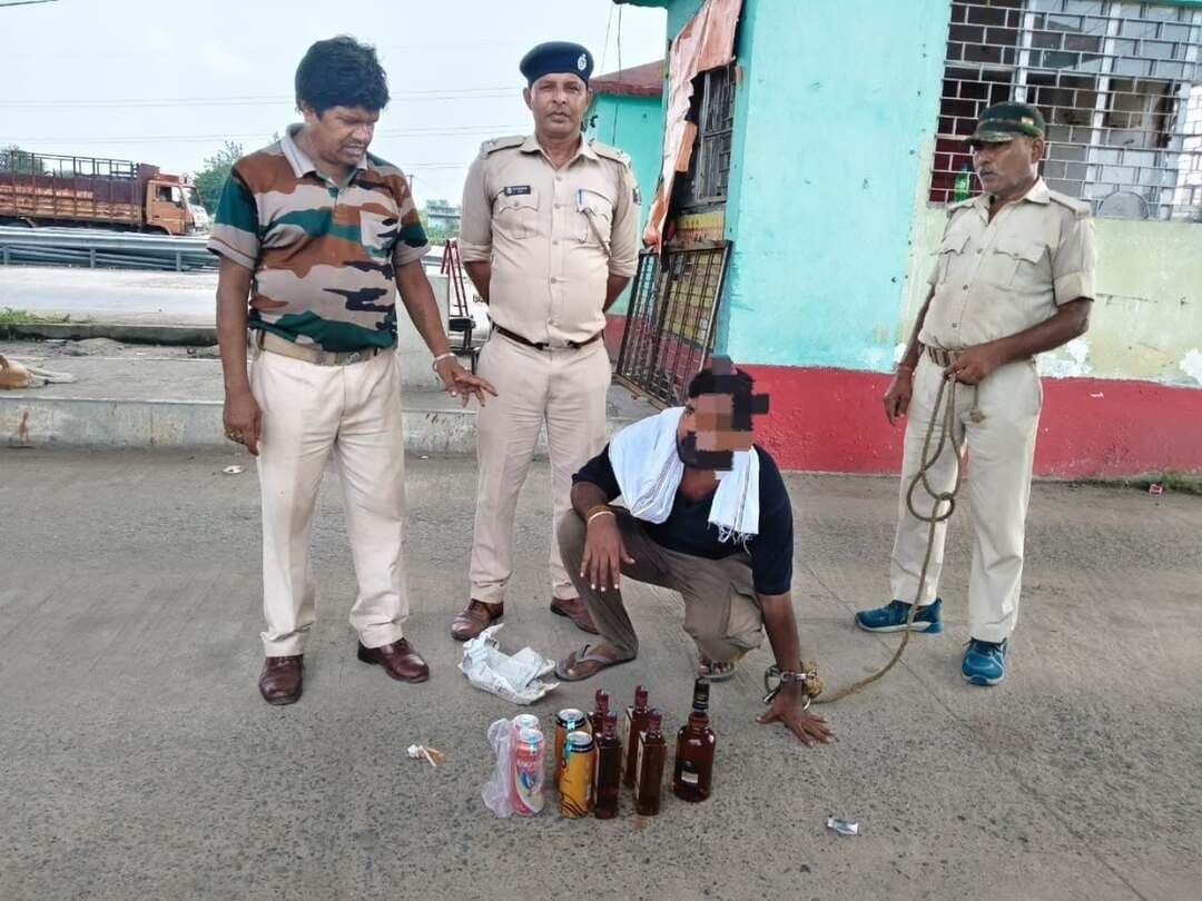 समाहरणालय पूर्णिया,
जनसंपर्क कार्यालय,
प्रेस विज्ञप्ति 1531,
दिनांक 28/9/2026,
==================
पूर्णिया में अवैध शराब के खिलाफ मद्यनिषेध विभाग की बड़ी कार्रवाई के दौरान विभिन्न स्थानों से कुल- 508.055 अवैध विदेशी शराब के साथ 04 अभियुक्त गिरफ्तार,कांड में प्रयुक्त एक कार एवं एक मोटरसाईकिल और एक मोबाईल जप्त :-
जिला पदाधिकारी श्री अंशुल कुमार (भा०प्र०से०) के निर्देशानुसार पूर्णिया जिले में अवैध शराब के निर्माण, भंडारण, परिवहन और बिक्री के खिलाफ चलाए जा रहे विशेष अभियान के तहत मद्यनिषेध विभाग ने रविवार को विभिन्न स्थानों पर छापेमारी कर बड़ी सफलता हासिल की है।
कार्रवाई का विवरण इस प्रकार है:-
*01.मरंगा (सतकोदरिया):-* मध्य रात्रि को गुप्त सूचना प्राप्त हुई कि मरंगा थाना अंतर्गत सतकोदरिया,शिव मंदिर टोला स्थित एक बगीचे में पिकअप से विदेशी शराब की बड़ी खेप उतारी गई है तथा एक छोटी ऑल्टो कार के माध्यम से शराब को इधर-उधर ले जाया जा रहा है।
प्राप्त सूचना के सत्यापन एवं आवश्यक कार्रवाई मद्यनिषेध विभाग की टीम द्वारा तत्काल करते हुए सतकोदरिया,शिव मंदिर टोला स्थित बगीचे में छापेमारी की गई।
छापेमारी के दौरान मौके से एक वाहन Maruti Suzuki Alto Car (पंजीकरण संख्या WB60E-1284) एवं आसपास के बगीचे की तलाशी लेने पर विभिन्न ब्रांडों की अवैध विदेशी शराब एवं बीयर बरामद हुई।
तलाशी के दौरान वाहन एवं आसपास के क्षेत्र से कुल:-
अवैध विदेशी शराब – 232.560 लीटर,अवैध बीयर – 237.000 लीटर
मौके पर दो अभियुक्तों को गिरफ्तार किया गया। एक अभियुकत के कब्जे से एक Realme 11 5G मोबाइल फोन भी बरामद कर विधिवत जब्त किया गया।
मौके पर आवश्यक कानूनी कार्रवाई करते हुए दोनों अभियुक्तों को गिरफ्तार किया गया तथा बरामद शराब/बीयर,वाहन एवं मोबाईल को विधिवत जब्त कर मद्यनिषेध थाना, पूर्णिया लाया गया। दोनों अभियुक्तों के विरुद्ध संबंधित धाराओं के तहत विधिसम्मत कार्रवाई की जा रही है।
02. डालखोला चेकपोस्ट :- जॉच के दौरान 04.250 लीटर अवैध विदेशी शराब बरामद हुआ। इस मामले में एक अभियुक्त को गिरफ्तार किया गया। संबंधित धाराओं के तहत विधिसम्मत कार्रवाई की जा रही है।
03. डालखोला चेकपोस्ट :- जॉच के दौरान 34.245 लीटर अवैध विदेशी शराब बरामद हुआ। शराब के परिवहन में प्रयुक्त TVS Apache मोटरसाइकिल को जब्त किया गया। इस मामले में एक अभियुक्त को गिरफ्तार किया गया। संबंधित धाराओं के तहत विधिसम्मत कार्रवाई की जा रही है।
#cmsamrat
#samratchoudhary