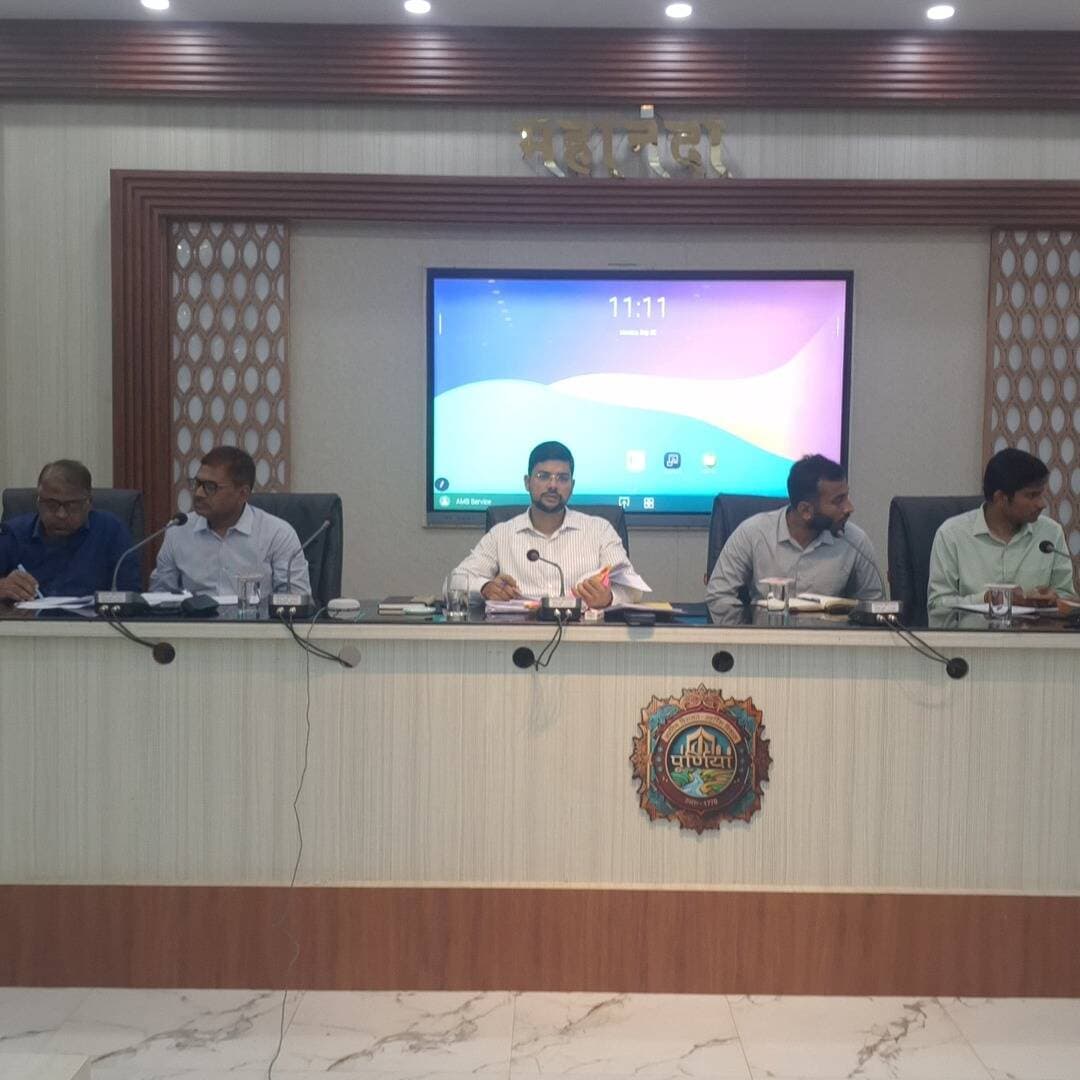 समाहरणालय पूर्णिया,
जनसंपर्क कार्यालय,
विज्ञप्ति संख्या: 1530,
दिनांक: 28 सितंबर 2026,
==================
जिलाधिकारी की अध्यक्षता में साप्ताहिक समीक्षा बैठक संपन्न: लंबित कार्यों को समय-सीमा में पूर्ण करने और जनसमस्याओं के त्वरित समाधान का निर्देश:-
जिलाधिकारी श्री अंशुल कुमार (भा.प्र.से.) की अध्यक्षता में सोमवार को समाहरणालय स्थित महानंदा सभागार में सरकार की विभिन्न जनकल्याणकारी एवं विकास योजनाओं की समीक्षा हेतु साप्ताहिक बैठक का आयोजन किया गया।
बैठक के दौरान विभागवार अद्यतन कार्य प्रगति की गहन समीक्षा की गई, जिस पर जिलाधिकारी महोदय द्वारा संतोष व्यक्त किया गया।
साथ ही, उन्होंने संबंधित अधिकारियों को सभी लम्बित मामलों को निर्धारित समय-सीमा के भीतर गुणवत्तापूर्ण ढंग से निष्पादित करने का निर्देश दिया गया।
बैठक के प्रमुख बिंदु एवं दिए गए निर्देश:-
भूमि आवंटन एवं अवसंरचना निर्माण:- डगरुआ प्रखंड अंतर्गत निर्माणाधीन अब्दुल कलाम आवासीय विद्यालय की भूमि की गहन जांच कर रिपोर्ट समर्पित करने का निर्देश भूमि सुधार उप समाहर्ता (DCLR) बायसी को दिया गया, ताकि भविष्य में कोई कानूनी अड़चन न आए।
धमदाहा वार्ड नंबर 17 में आदर्श मध्य विद्यालय निर्माण हेतु उपयुक्त भूमि का प्रस्ताव तय समय-सीमा के भीतर उपलब्ध कराने का निर्देश अनुमंडल पदाधिकारी (SDO) धमदाहा को दिया गया।
चूनापुर पुल के समीप 72 बेड वाले पिछड़ा एवं अति पिछड़ा वर्ग आवासीय विद्यालय के निर्माण हेतु भूमि का भौतिक सत्यापन कर शीघ्र प्रस्ताव भेजने का निर्देश जिला शिक्षा पदाधिकारी एवं संबंधित अधिकारियों को दिया गया।
सेवा संकल्प अभियान एवं आंगनवाड़ी केंद्र:-
'सेवा संकल्प अभियान' के तहत कायाकल्प, आंगनवाड़ी केंद्रों एवं सामुदायिक भवनों के जीर्णोद्धार एवं मरम्मत कार्यों को 2 अक्टूबर 2026 से पहले गुणवत्ता के साथ पूर्ण करने का स्पष्ट निर्देश दिया गया।
जन कल्याणकारी योजनाएं एवं विभिन्न कार्य:-- कब्रिस्तान घेराबंदी, राशन कार्ड निर्गमन, विद्युत शक्ति उप-केंद्र हेतु भूमि उपलब्धता, समरसता अभियान के तहत प्राप्त आवेदनों का निष्पादन, सामाजिक सुरक्षा लाभार्थियों का जीवन प्रमाणीकरण तथा आधार सीडिंग से जुड़े लंबित कार्यों को निर्धारित समय में पूरा करने का निर्देश दिया गया।
न्यायालयी मामले:- माननीय न्यायालय से संबंधित लम्बित मामलों को प्राथमिकता के आधार पर त्वरित निष्पादित करने का निर्देश संबंधित अधिकारियों को दिया गया।
#cmdamrat
#samratchoudhary