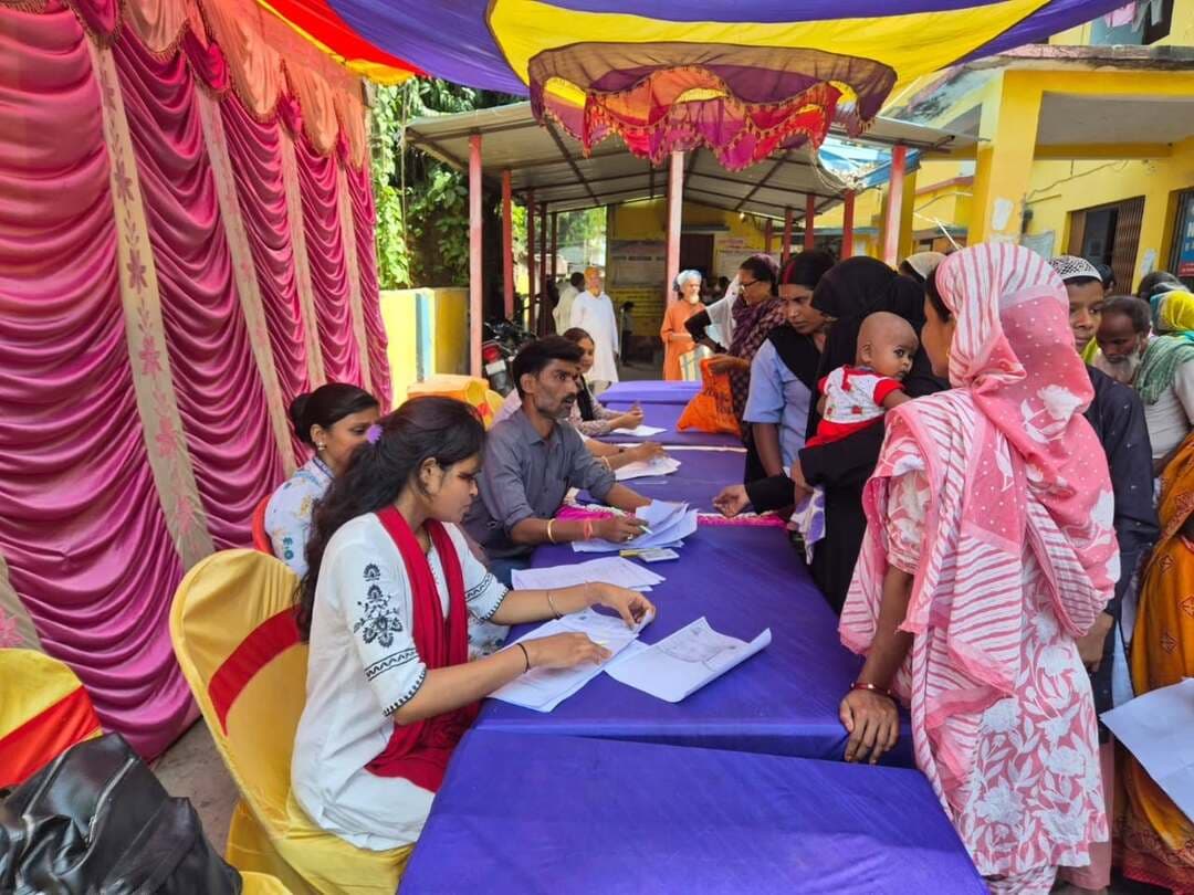 समाहरणालय, पूर्णिया,
जनसंपर्क कार्यालय,
प्रेस विज्ञप्ति:-1529,
दिनांक 28/9/2026,
==================
जिला पदाधिकारी, श्री अंशुल कुमार भा०प्र०से० के दिशा-निर्देश के आलोक में
सोमवार को डगरूआ प्रखंड अंतर्गत प्राथमिक स्वास्थ्य केन्द्र, डगरूआ में दिव्यांगजनों के UDID कार्ड निर्माण हेतु विशेष शिविर का आयोजन किया गया।
शिविर में दिव्यांगजनों के चिकित्सकीय परीक्षण एवं दिव्यांगता संबंधी प्रतिवेदन तैयार करने हेतु विशेषज्ञ चिकित्सकों की प्रतिनियुक्ति की गई थी।
शिविर में चिकित्सकों द्वारा कुल 152 दिव्यांगजनों का परीक्षण कर UDID कार्ड निर्माण हेतु प्रतिवेदन उपलब्ध कराया गया। प्राप्त आवेदनों की नियमानुसार विभागीय पोर्टल पर प्रविष्टि की जा रही है।
साथ हीं पूर्व से ऑफलाइन निर्गत दिव्यांगता प्रमाण-पत्रों को भी शिविर में उपस्थित चिकित्सकों द्वारा भौतिक सत्यापन/प्रमाणीकरण के पश्चात् उन्हें अविलम्ब UDID निमार्ण हेतु अग्रेतर कार्रवाई की जा रही है।
शिविर के दौरान पात्र दिव्यांगजनों को बैट्री चालित ट्राईसाइकिल सहित अन्य सहायक उपकरण प्राप्त करने हेतु भी आवेदन करने की सुविधा उपलब्ध कराई गई।
दिव्यांगजन अपनी आवश्यकता एवं पात्रता के अनुसार बैट्री चालित ट्राईसाइकिल एवं अन्य सहायक उपकरण हेतु आवेदन प्रस्तुत कर सकते हैं।
प्राप्त आवेदनों का नियमानुसार परीक्षण एवं सत्यापन कर पात्र लाभार्थियों को विभागीय प्रावधानों के अनुरूप सहायक उपकरण उपलब्ध कराने हेतु अग्रेतर कार्रवाई की जाएगी।
आयोजित शिविर का अनुश्रवण एवं पर्यवेक्षण का कार्य श्री अमरेश कुमार, प्रभारी सहायक निदेशक, जिला दिव्यांगजन सशक्तिकरण कोषांग, पूर्णिया द्वारा नियमित रूप से दूरभाष एवं वीडियो कॉन्फ्रेंसिंग (VC) के माध्यम से किया गया।
साथ ही, प्रखंड स्तरीय क्षेत्रीय कर्मियों यथा पंचायत सचिव, माननीय मुखिया, विकास मित्र, वार्ड सदस्य एवं सामाजिक सुरक्षा के डाटा एंट्री ऑपरेटर को शिविर में अधिक से अधिक दिव्यांगजनों को मोबिलाइज करने हेतु आवश्यक निदेश दिए गए।
विदित हो कि दिव्यांगजनों को चिकित्सकीय परीक्षण के उपरांत UDID कार्ड निर्माण आवश्यक है, ताकि वे सरकार द्वारा संचालित विभिन्न कल्याणकारी योजनाओं, पेंशन, शिक्षा एवं रोजगार में आरक्षण जैसी सुविधाओं का लाभ प्राप्त कर सकें।
शिविर में विशेषज्ञ चिकित्सकों की टीम द्वारा निर्धारित सरकारी दिशा-निर्देशों के अनुरूप दिव्यांगजनों का परीक्षण किया गया।
#cmsamrat
#samratchoudhary