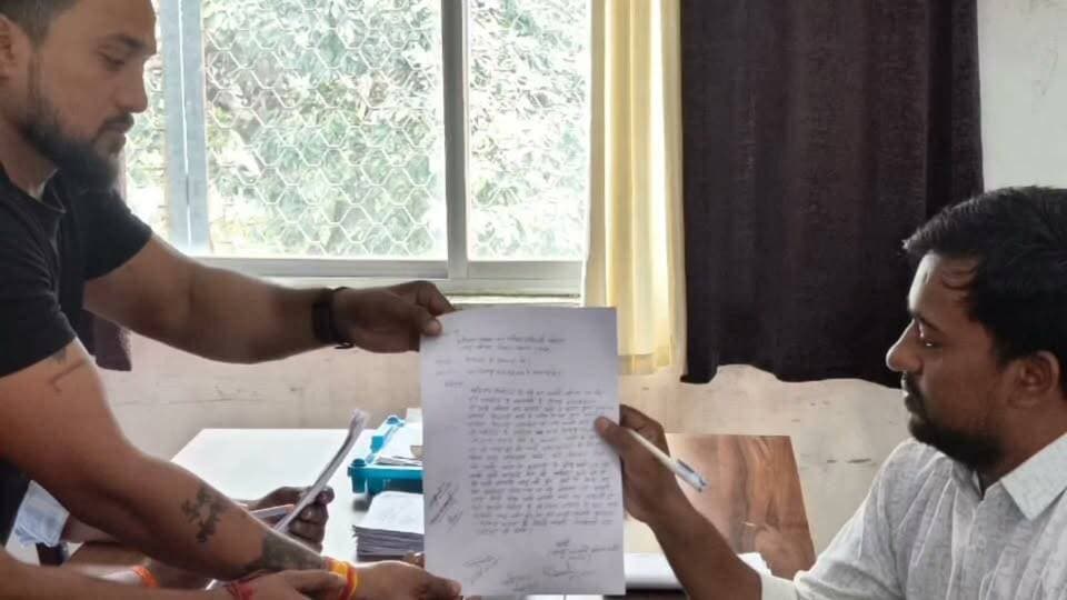 चित्रकूट में पानी की समस्या को लेकर यूथ कांग्रेस ने सौंपा ज्ञापन
चित्रकूट नगर पंचायत अंतर्गत विभिन्न वार्डों में लगातार बनी पानी की समस्या को लेकर यूथ कांग्रेस कार्यकर्ताओं एवं टीम नीलांशु भैया के कार्यकर्ताओं ने नगर पंचायत कार्यालय पहुंचकर सीएमओ श्री अंकित सोनी जी को ज्ञापन सौंपा।
कार्यकर्ताओं ने बताया कि नगर के कई वार्डों में लोगों को पेयजल की समस्या का सामना करना पड़ रहा है। आमजन को पर्याप्त पानी उपलब्ध नहीं होने से परेशानियों का सामना करना पड़ रहा है।
ज्ञापन के माध्यम से प्रभावित वार्डों में तत्काल पानी की व्यवस्था, टैंकरों के माध्यम से जलापूर्ति तथा पेयजल समस्या के स्थायी समाधान की मांग की गई।
कार्यकर्ताओं ने कहा कि पानी जैसी मूलभूत सुविधा के लिए आम जनता को परेशान नहीं होना चाहिए। नगर पंचायत को तत्काल प्रभाव से समस्या का निराकरण करते हुए सभी वार्डों में सुचारु जलापूर्ति सुनिश्चित करनी चाहिए।
वहीं कार्यकर्ताओं ने चेतावनी दी कि यदि जल्द ही पानी की समस्या का समाधान नहीं किया गया और प्रभावित वार्डों में नियमित जलापूर्ति सुनिश्चित नहीं हुई, तो यूथ कांग्रेस एवं टीम नीलांशु भैया के कार्यकर्ता आम जनता के साथ मिलकर बड़ा आंदोलन करने के लिए मजबूर होंगे।
