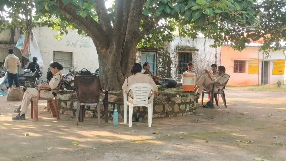 पगार कला पंचायत में कल होगा सरपंच पद के लिए उप चुनाव।
सतना जिले की बहुचर्चित ग्राम पंचायत पगारकलां में कल सरपंच पद के लिए होना है मतदान, उसी क्रम में सभापुर थाना प्रभारी शंखधर द्विवेदी ने निरीक्षण करते हुए महिला एवं पुरुष पुलिस कर्मियों को सुरक्षा व्यवस्था के लिए तैनात किया है वही ग्राम वासियों से शांति पूर्ण मतदान की अपील की है.. गांव में पुलिस फोर्स चप्पे-चप्पे पर तैनात है कल दो मजिस्ट्रेट रहेंगे तैनात।