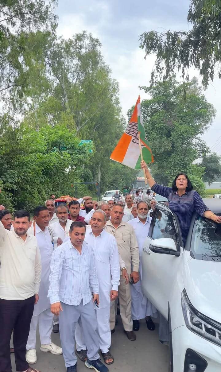 सांसद दीपेंद्र हुड्डा और पूर्व सांसद कैलाशो सैनी ने यमुनानगर जिला मुख्यालय पहुंचकर कार्यकर्ताओं के साथ मिलकर भारी विरोध प्रदर्शन किया और उपायुक्त (DC) यमुनानगर को देश के राष्ट्रपति व भारत निर्वाचन आयोग के नाम एक ज्ञापन सौंपा। ज्ञापन में SIR प्रक्रिया की कमियों को तुरंत दुरुस्त करने और कटे हुए वोटरों को पुनः सूची में जोड़ने की मांग की गई।
इस मौके पर कांग्रेस के वरिष्ठ नेता, स्थानीय जनप्रतिनिधि और कार्यकर्ता उपस्थित रहे।