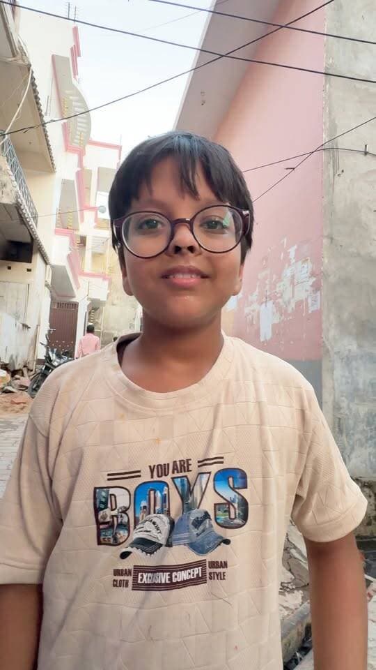 सुहाल मटर वाली वीडियो देखकर आए,
दो नन्हे फैंस मिले, दिल खुश हो जाए।
#viralpost #viralreelsシ #fanlove