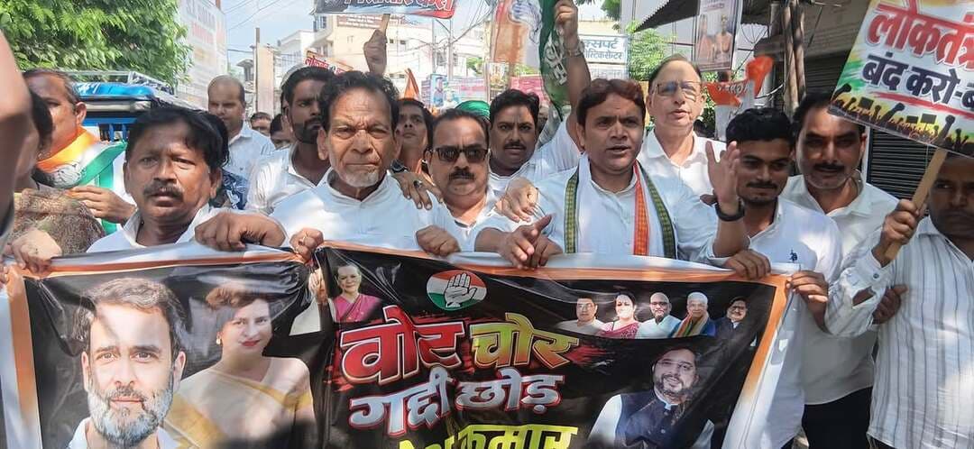 बाराबंकी में कांग्रेस का वोट चोरी पर हल्ला बोल, चुनाव आयुक्त का फूंका पुतला, पुलिस ने रोका जनसैलाब
बाराबंकी में जिला कांग्रेस अध्यक्ष मोहसिन के नेतृत्व में वोट चोरी के खिलाफ प्रदर्शन। हजारों कार्यकर्ताओं ने चुनाव कार्यालय घेरने की कोशिश की, पुलिस ने बीच रास्ते रोका, चुनाव आयुक्त का पुतला फूंका।
#Barabanki #CongressProtest #VoteChori #RahulGandhi #BarabankiNews
