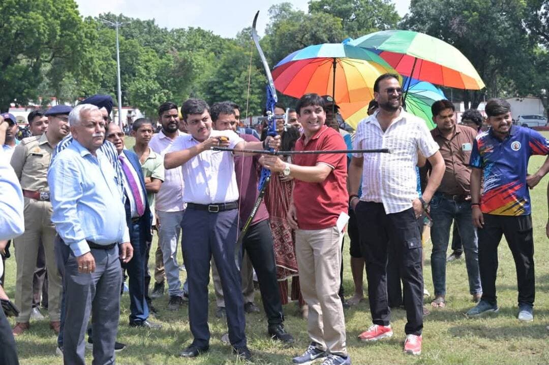 बाराबंकी में तीरंदाजी का महाकुंभ शुरू, पुलिस लाइन में 450 खिलाड़ियों ने साधा निशाना
बाराबंकी पुलिस लाइन में राज्य स्तरीय तीरंदाजी प्रतियोगिता का शुभारंभ CM सलाहकार अवनीश अवस्थी ने किया। 450 खिलाड़ी शामिल, DM ईशान प्रताप, SP अर्पित विजयवर्गीय ने बढ़ाया हौसला।
#Barabanki #Archery #AvnishAwasthi #StateLevelArchery #viralpost